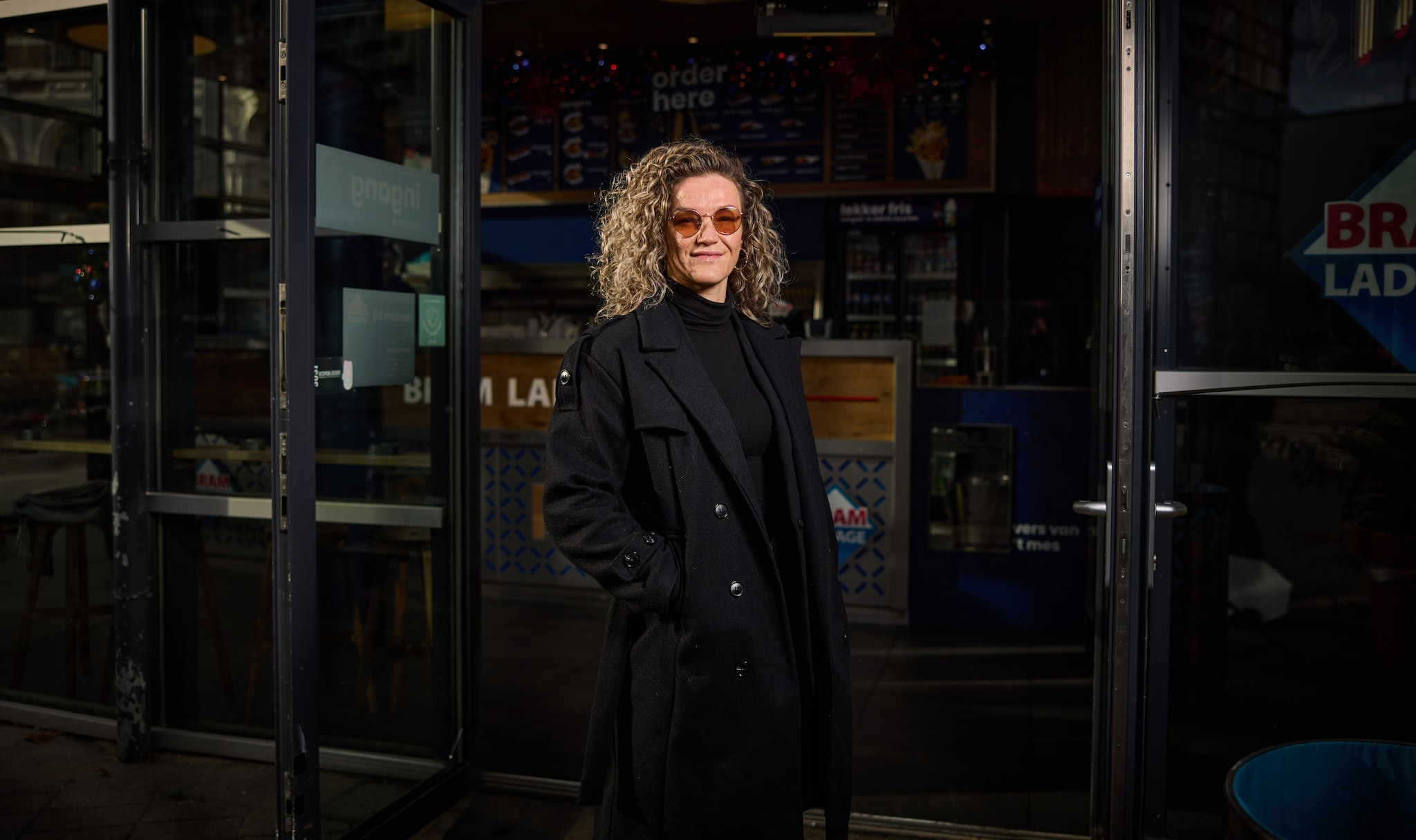 Jeannette Eijerman voor de Bram Ladage in Rotterdam: ‘We zijn soms goed voor honderden Brammetjes per dag’ Jeannette Eijerman voor de Bram Ladage in Rotterdam: ‘We zijn soms goed voor honderden Brammetjes per dag’. Foto: Jan de Groen