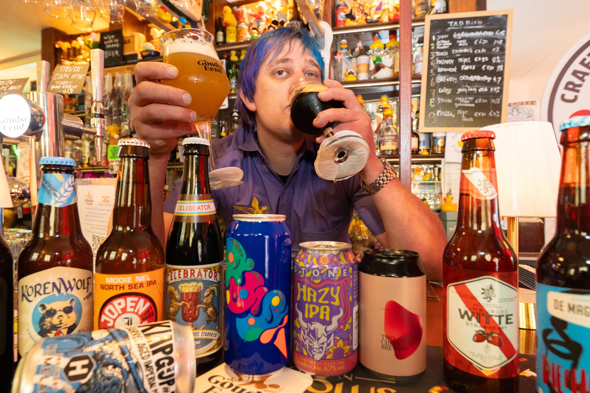 Eigenaar Jeroen Carol-Visser van Biercafe De Goudse Eend in Gouda tussen zijn vele smaakjes bier. Eigenaar Jeroen Carol-Visser van Biercafe De Goudse Eend in Gouda tussen zijn vele smaakjes bier. Foto: Sandra Zeilstra