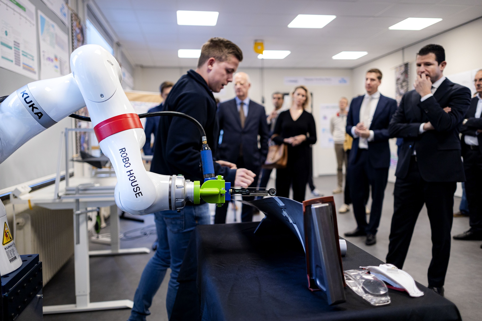 2024-11-25 12:08:36 DELFT - Minister Dirk Beljaarts (Economische Zaken, PVV) bekijkt een dubbele BrightSky opstelling tijdens een bezoek aan FRAIM in het Rabohouse, het fieldlab van de TU Delft. Beljaarts werd tijdens zijn bezoek bijgepraat over innovaties die de productiviteit in het MKB kunnen vergroten. ANP RAMON VAN FLYMEN EZ-minister Beljaarts bekijkt een dubbele BrightSky opstelling tijdens een bezoek aan FRAIM in het Rabohouse, het fieldlab van de TU Delft. Beljaarts werd tijdens zijn bezoek bijgepraat over innovaties die de productiviteit in het MKB kunnen vergroten. Foto: ANP/Ramon van Flymen.