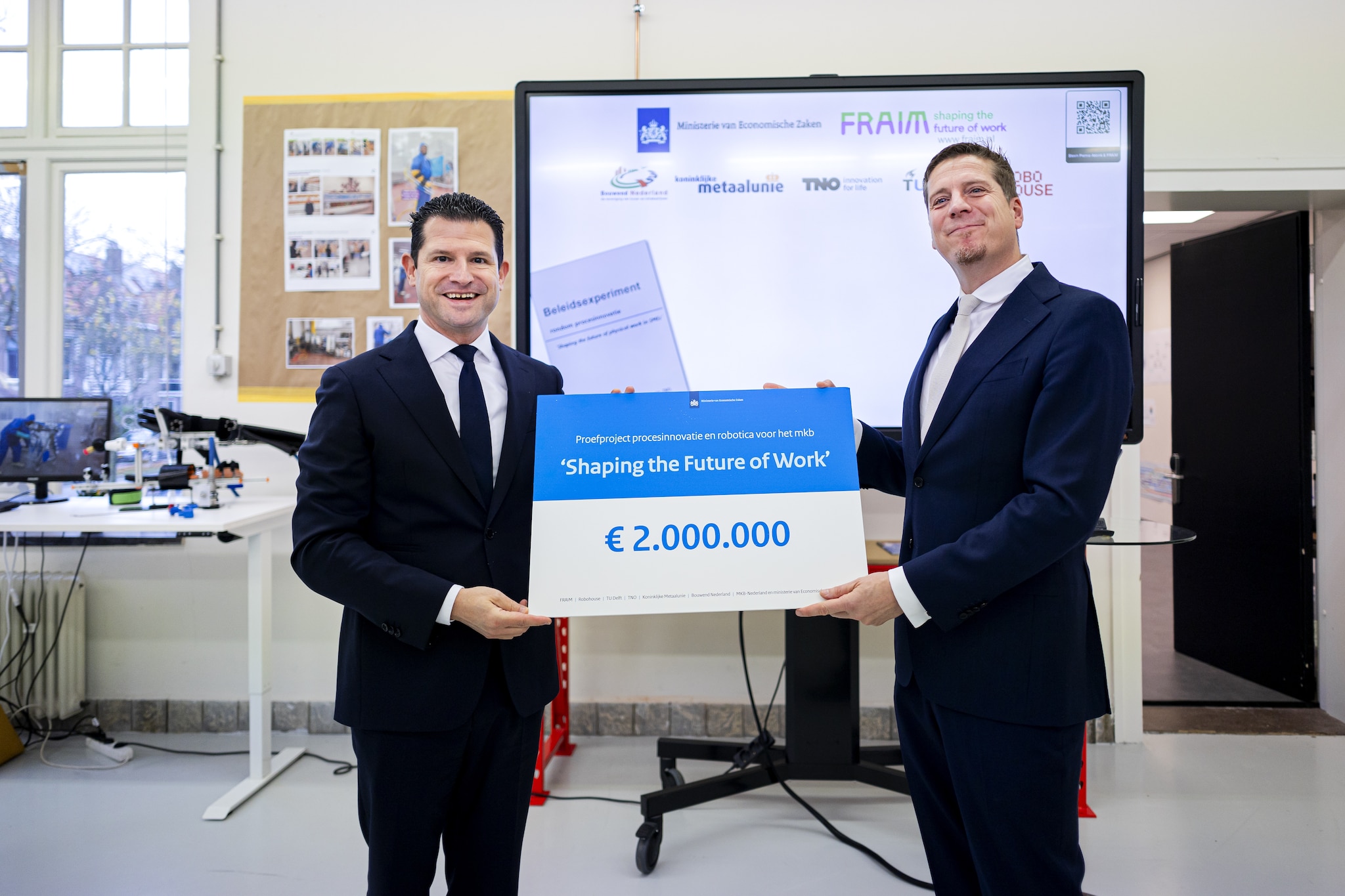 2024-11-25 12:29:22 DELFT - Minister Dirk Beljaarts (Economische Zaken, PVV) maakt bekend dat er 2 miljoen euro subsidie wordt uitgetrokken voor het stimuleren van innovaties die de productiviteit in het mkb verhogen tijdens een bezoek aan FRAIM. Beljaarts bezocht bij dit onderzoekscentrum van de TU Delft twee demonstratieopstellingen die de productiviteit in het MKB kunnen vergroten. ANP RAMON VAN FLYMEN Foto: ANP/Ramon van Flymen.