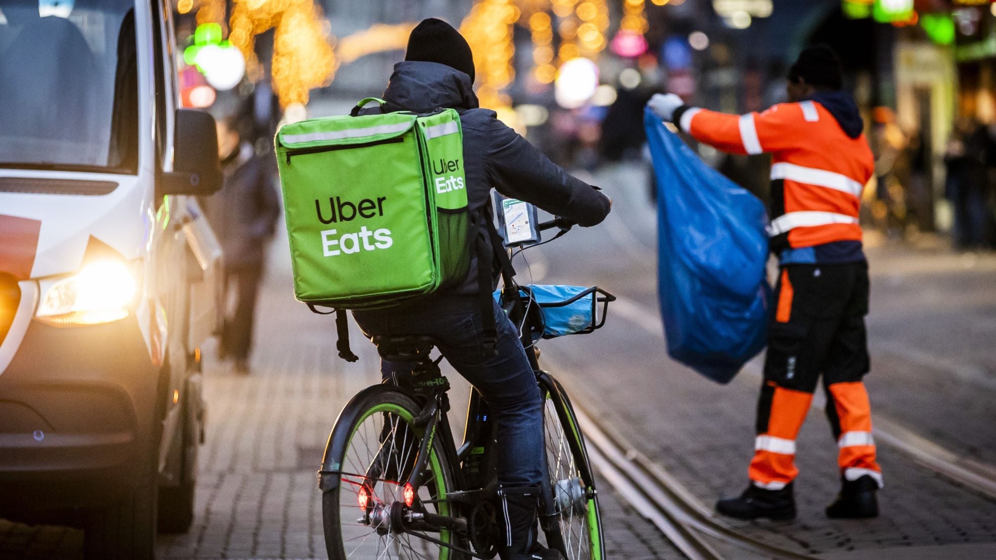Uber Eats-maaltijdbezorgers vervoeren maaltijden in de hoofdstad. Uber Eats-maaltijdbezorger vervoert maaltijden in de hoofdstad. Foto: ANP