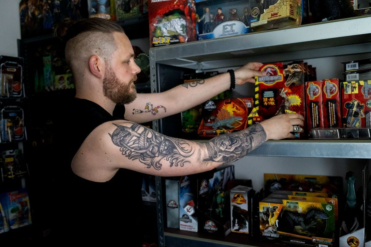 Tim heeft een webshop met vintage filmspeelgoed. Foto: Jaleesa Koelen