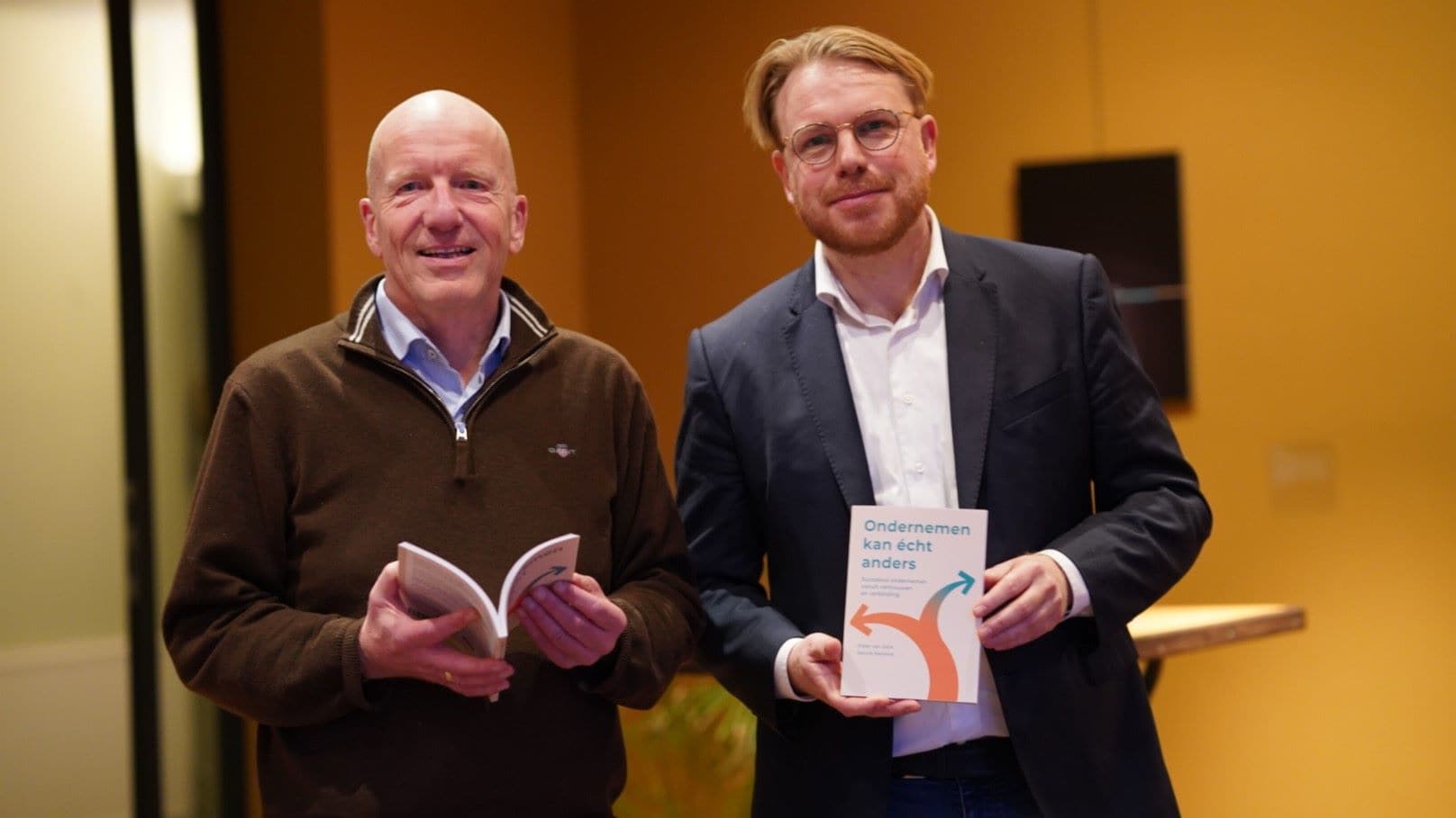 Dennis Mensink (rechts) en Pieter van Osch, auteurs van het boek 'Ondernemen kan écht anders'. Dennis Mensink (rechts) en Pieter van Osch, auteurs van het boek ‘Ondernemen kan écht anders’. Foto: Mediatic