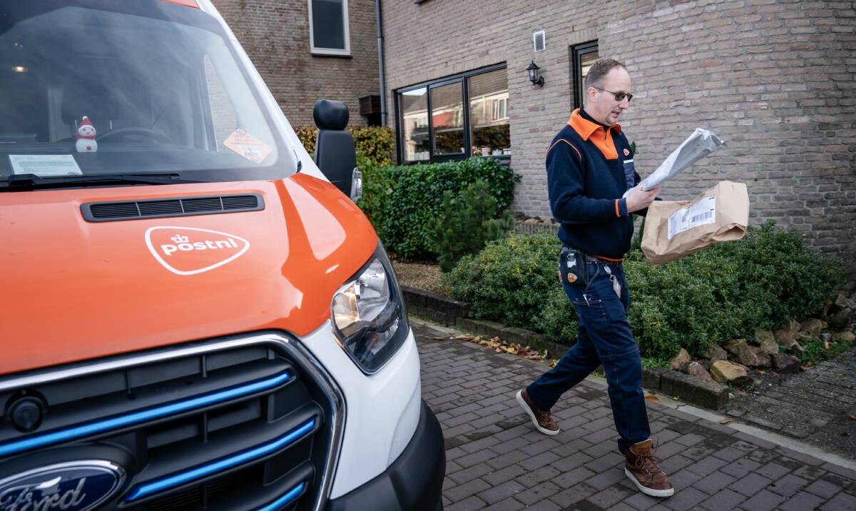 pakketbezorger van PostNl ANP