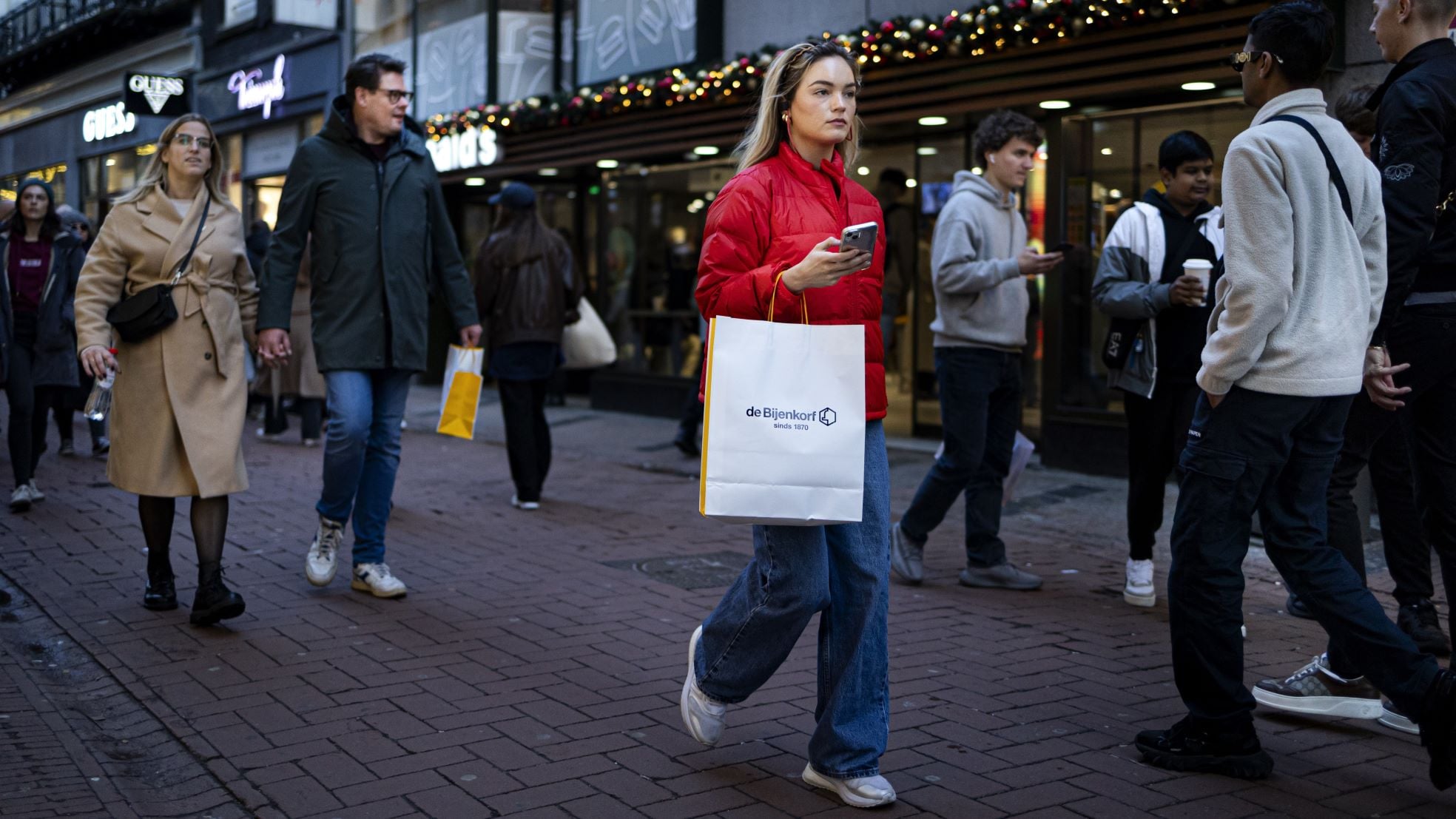 Winkelend publiek in de hoofdstedelijke Kalverstraat. Winkelend publiek in de hoofdstedelijke Kalverstraat. Foto: ANP