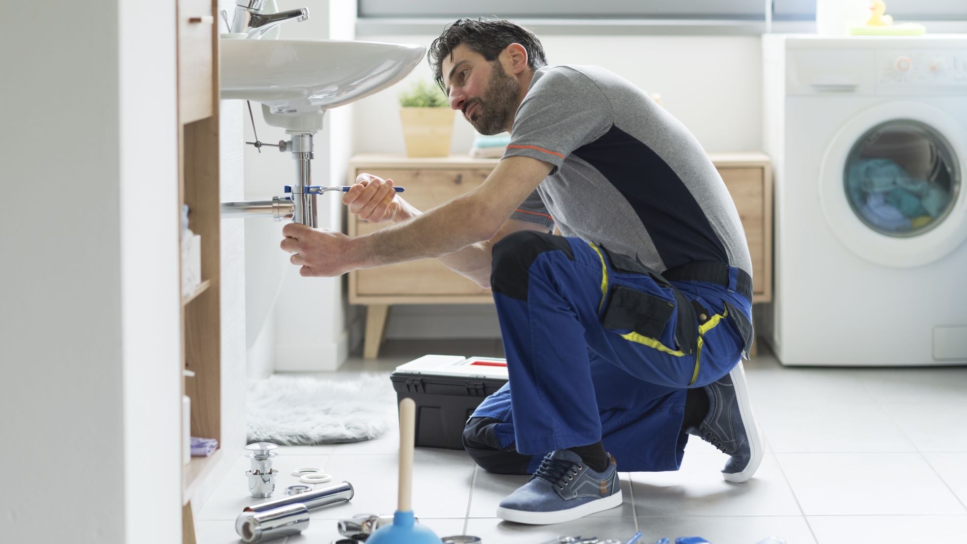 Loodgieter aan het werk. Shutterstock