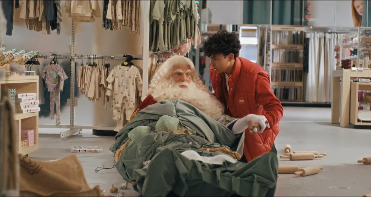 Sinterklaas in HEMA-commercial. Sinterklaas, in de HEMA-commercial van 2024.