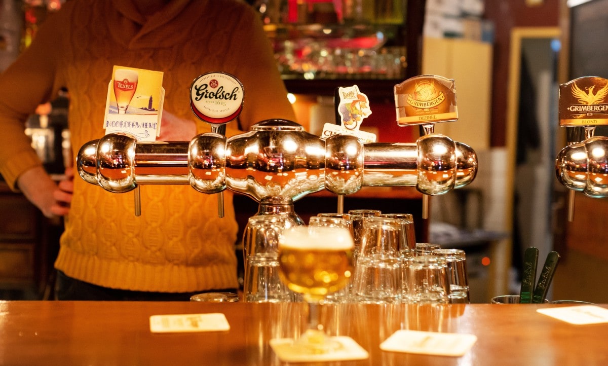 Café met barman Steeds meer horecabedrijven hebben te maken met problematische schulden Foto: ANP