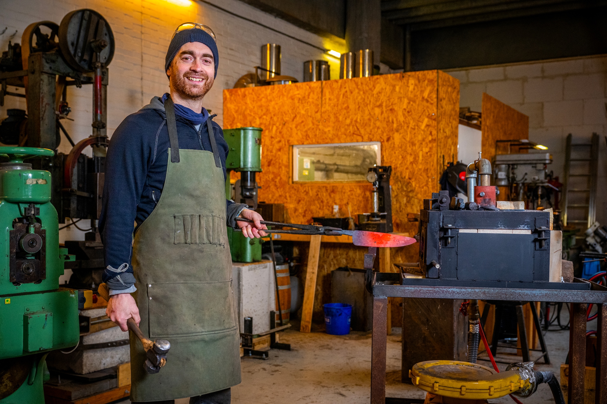 Matthias Quadekker in zijn werkplaats. Matthias Quadekker in zijn werkplaats. Foto: Frank de Roo