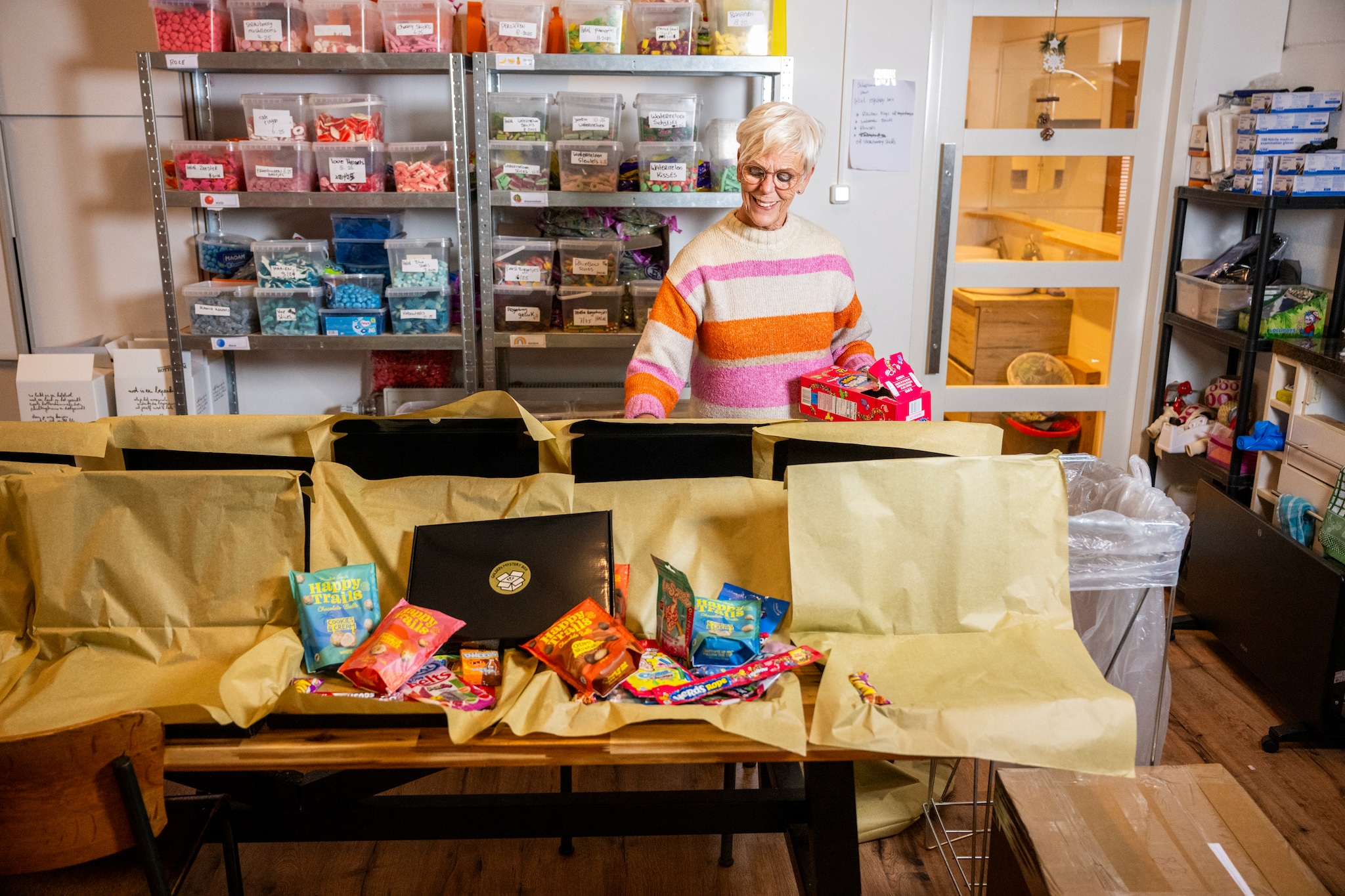 Omdat het nu extreem druk is bij Candyfestival, komt zelfs Youri’s moeder helpen met het inpakken van mysteryboxen. Foto: Frank de Roo
