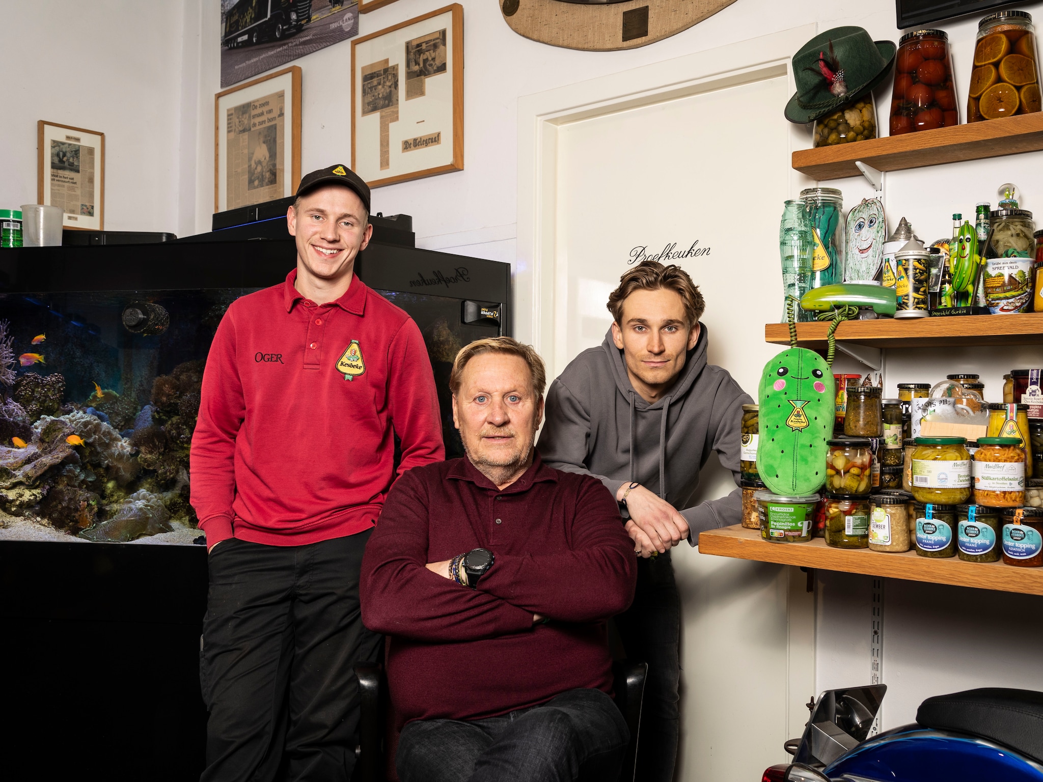 Vanaf links: Silvian, Oos en Camiel Kesbeke in de fabriek. Oos: ‘Ik ben nu een BN’er. Nou, lekker dan.’ V.l.n.r. Silvian, Oos en Camiel Kesbeke in de fabriek. Oos: ‘Ik ben nu een BN’er. Nou, lekker dan.’ Foto: Daphne Lucker/Het Parool.