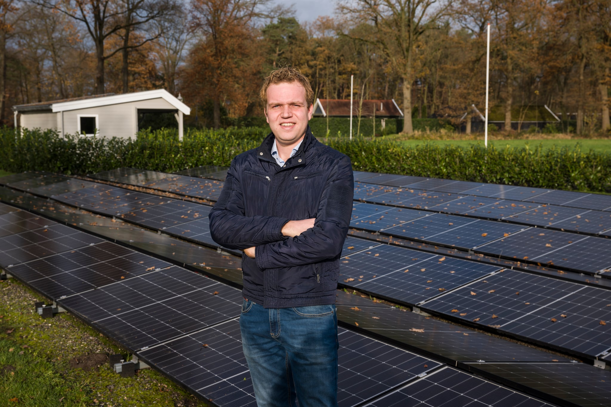 #NLBEELD#  DO2024 - BUURSE - Portret van EDITIE: DE ONDERNEMERFOTO: Lars Smook LS20241126 Tom Bouwman van Camping Veldscholte bij de zonnepanelen die dankzij de Qredits MKB Duurzaamheidslening konden worden aangeschaft. Foto: Lars Smook.