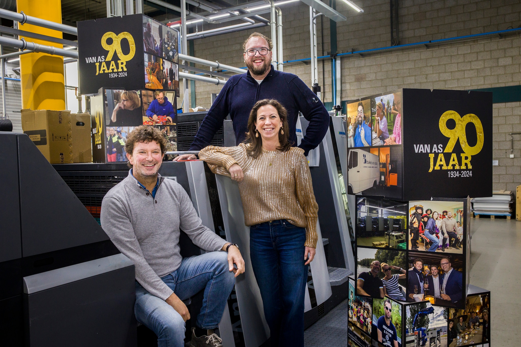 Drukkerij van As bestaat negentig jaar. Met vlnr: Leendert van As, Rinske Haan-van As en Wouter van As. Drukkerij van As bestaat negentig jaar. Met vlnr: Leendert van As, Rinske Haan-van As en Wouter van As. Foto: Arie Kievit