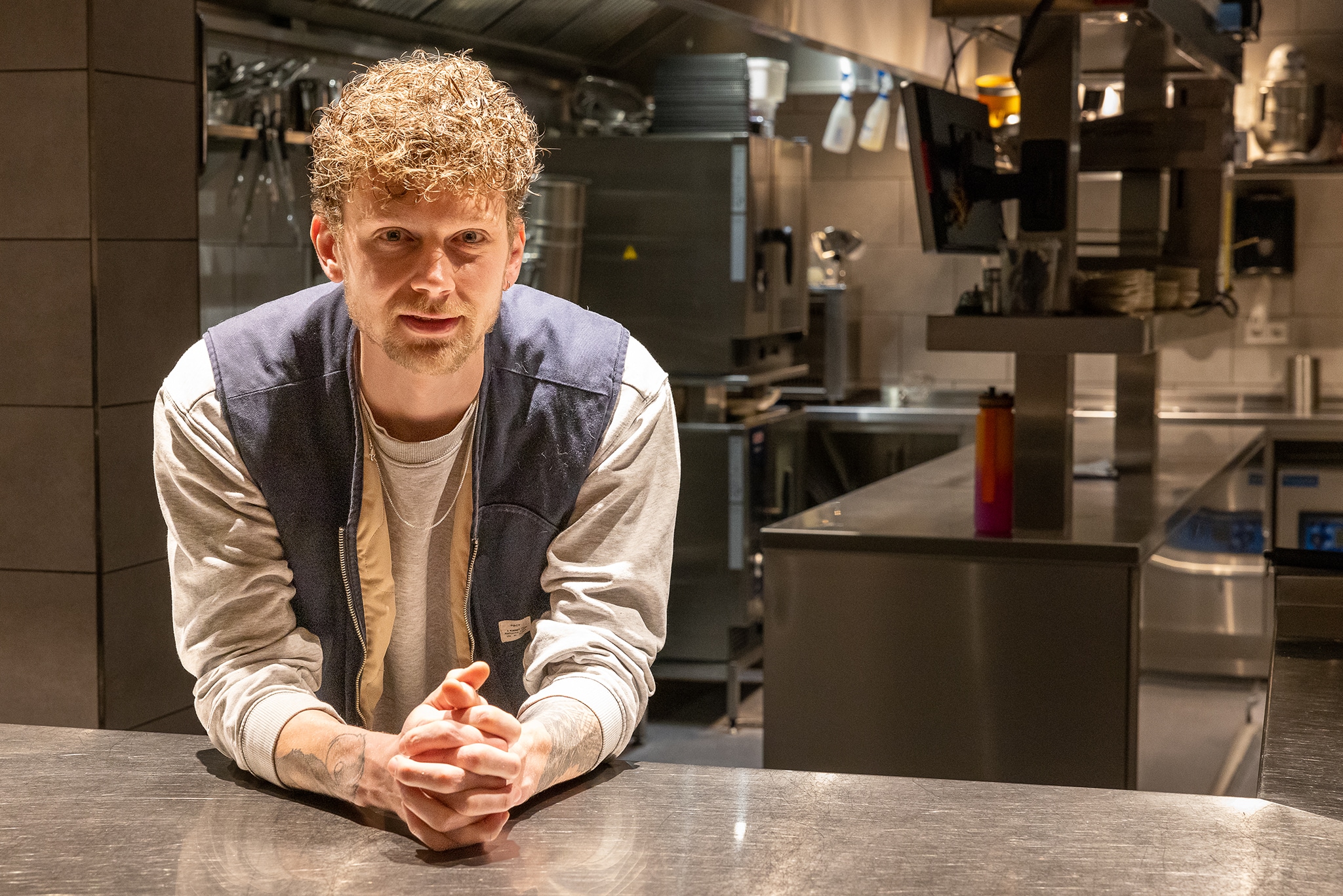 Chef-kok Niels van Zijl van restaurant Heimat heeft veel succes met zijn kookkunsten. Menno Bausch Fotografie | Chef-kok Niels van Zijl van restaurant Heimat heeft veel succes met zijn kookkunsten.