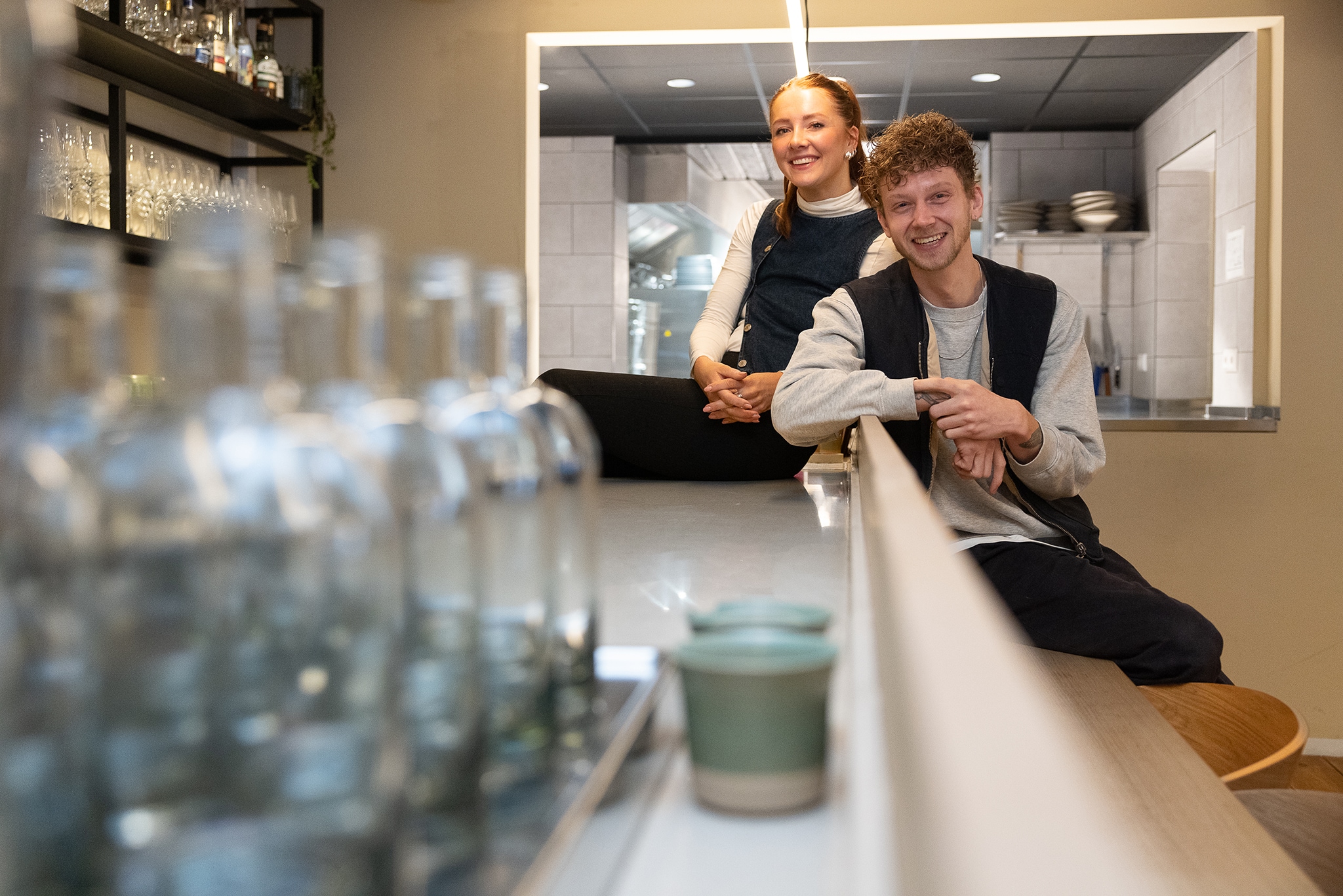 Niels van Zijl en Arline Bronkhorst zittend bij de bar. Die gaan ze opnieuw intekenen, om het mogelijk te maken hier een kleiner menu te nuttigen. Menno Bausch Fotografie