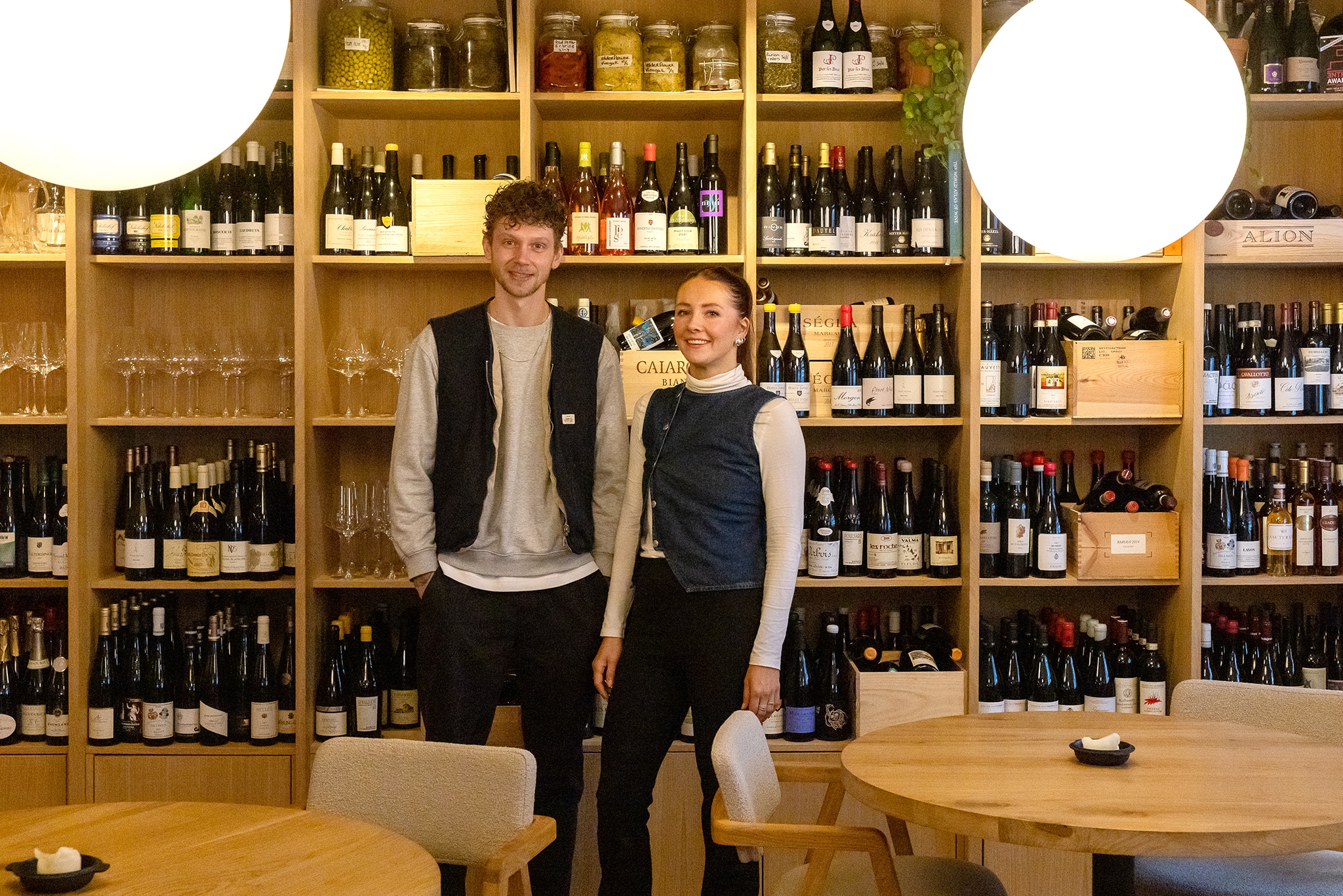 Niels van Zijl en Arline Bronkhorst voor de wijnkast in het restaurant. Menno Bausch Fotografie