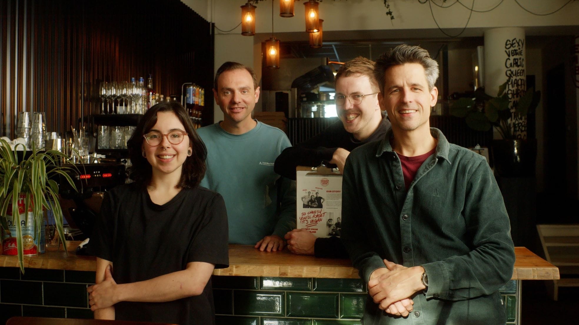 De eigenaren van Vegan Pizza Bar (Maarten Kleizen, Robbert van Geldrop, Kara Wilson en Mark Bijl), zijn toe aan een volgende stap. De eigenaren van Vegan Pizza Bar (Maarten Kleizen, Robbert van Geldrop, Kara Wilson en Mark Bijl), zijn toe aan een volgende stap. Foto: Vegan Pizza Bar