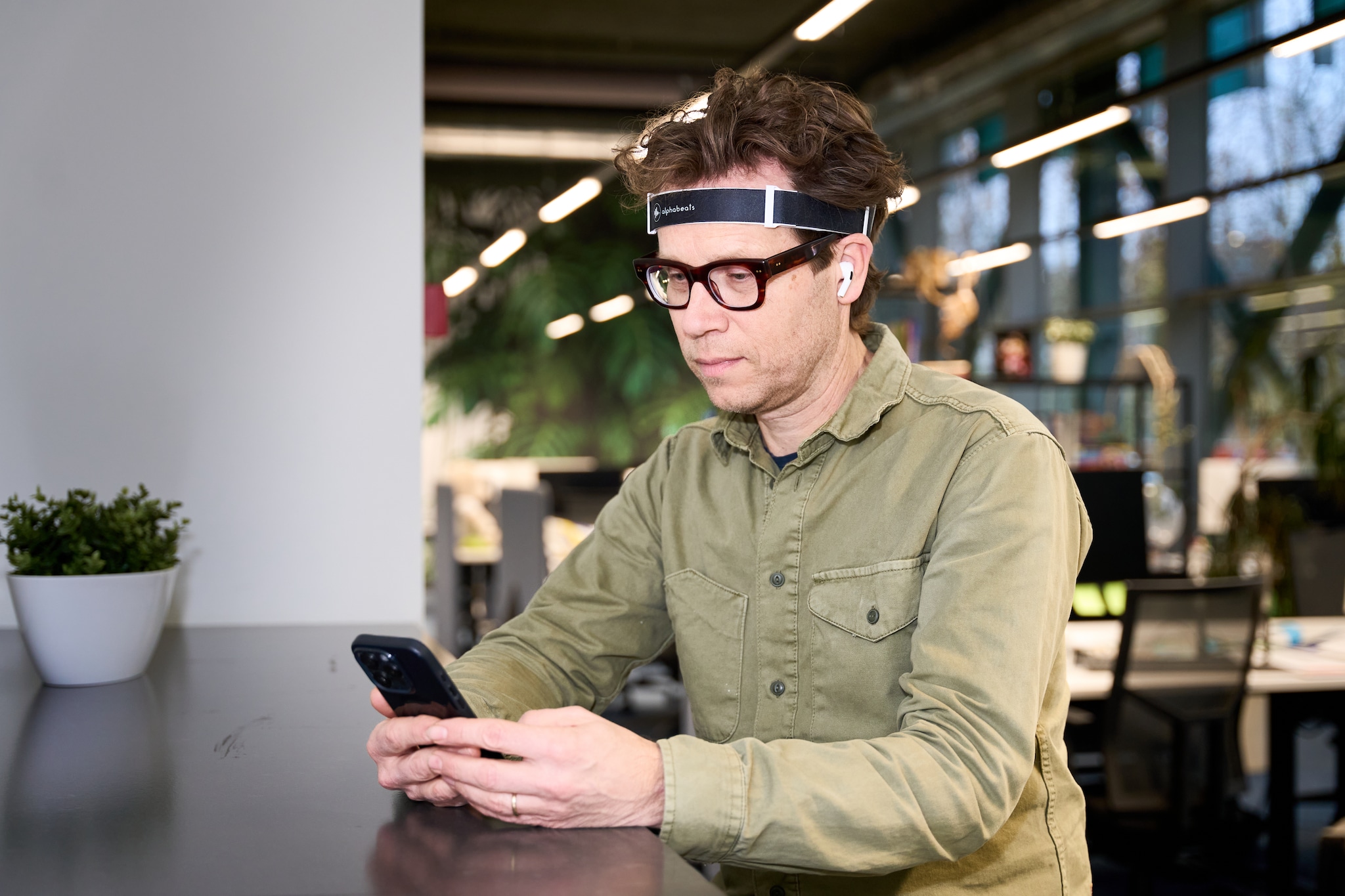 Han Dirkx, eigenaar en oprichter van Alphabeats, ontwikkelde met zijn bedrijf een app waarmee je met behulp van een hoofdband met sensoren je brein kunt sturen om te ontspannen. Foto: Thijn Vorstenbosch/DCI Media