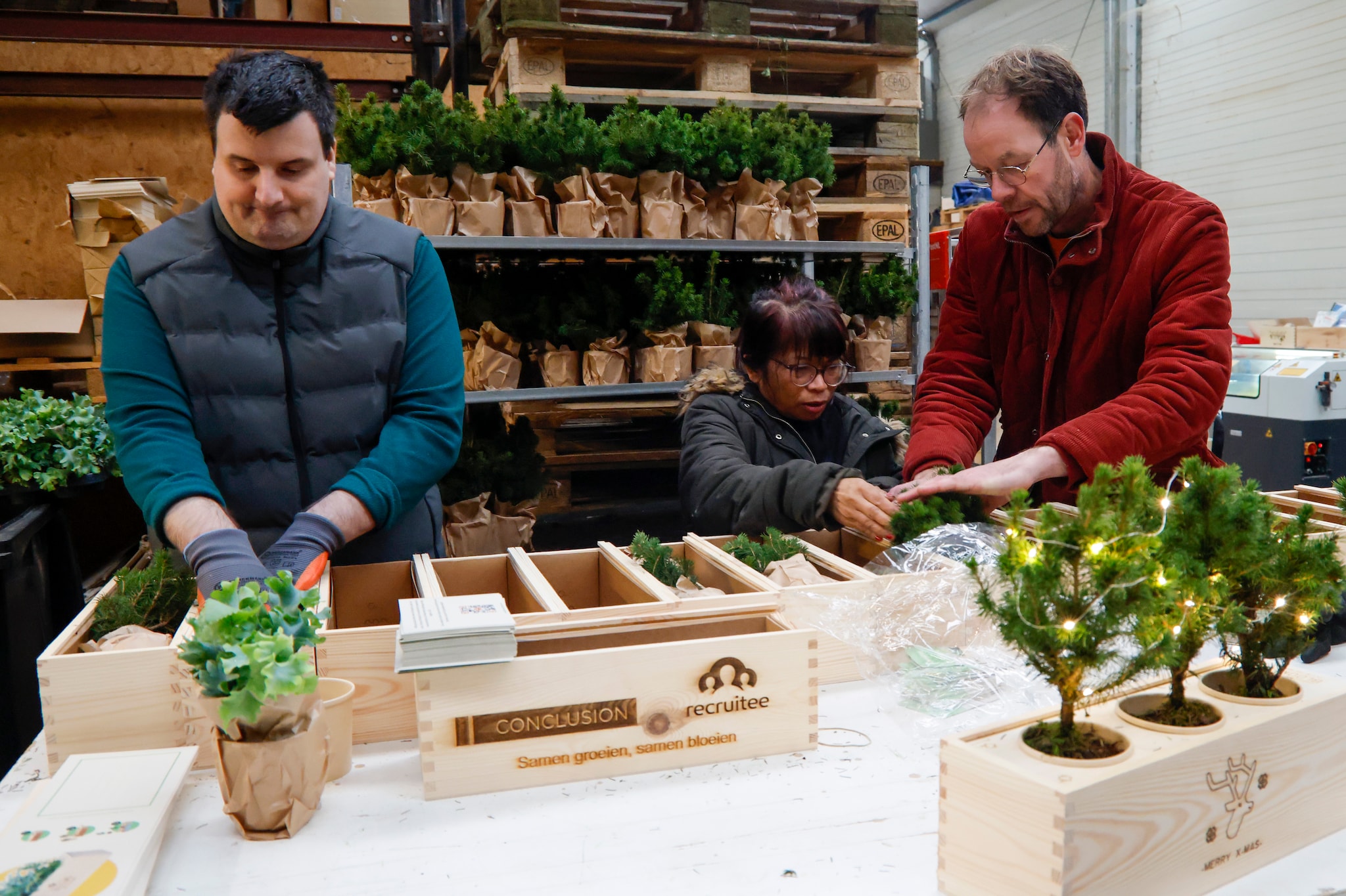 Blooms out of the Box bedacht een duurzaam alternatief voor het bosje bloemen. Simon Speelman (rechts)  is de eigenaar van het bedrijf. Blooms out of the Box bedacht een duurzaam alternatief voor het bosje bloemen. Simon Speelman (rechts)  is de eigenaar van het bedrijf. Foto: Ruud Voest