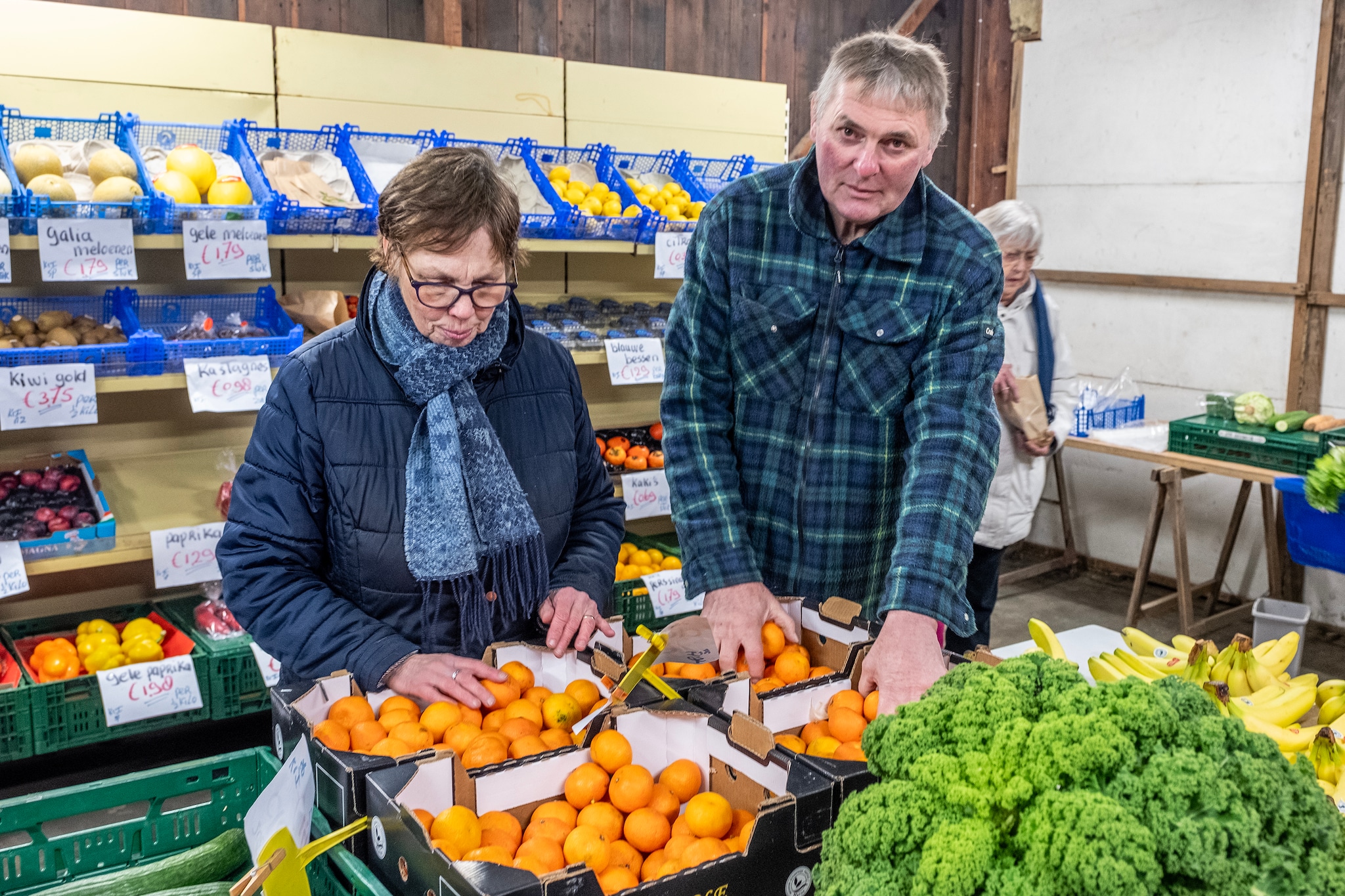Bert de Groot en zijn echtgenote Marian in hun groentewinkel die sluit. Bert de Groot en zijn echtgenote Marian in hun groentewinkel die sluit. Foto: Theo Peeters