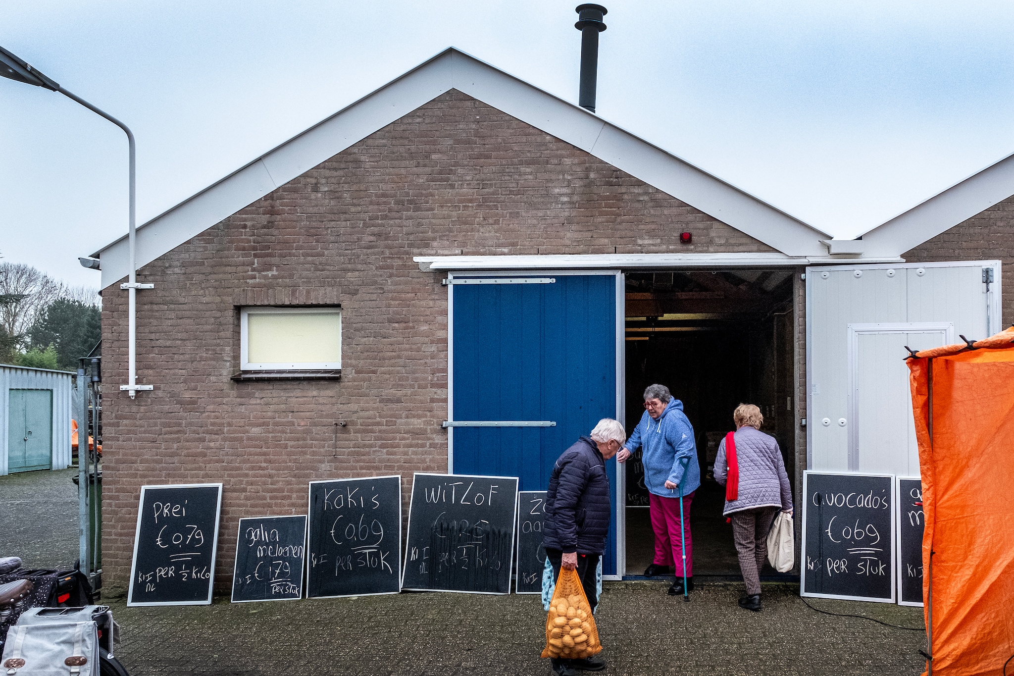Geen groenten in een gelikte etalage, maar gewoon uitgestald in een bakstenen loods. Geen groenten in een gelikte etalage, maar gewoon uitgestald in een bakstenen loods. Foto: Theo Peeters