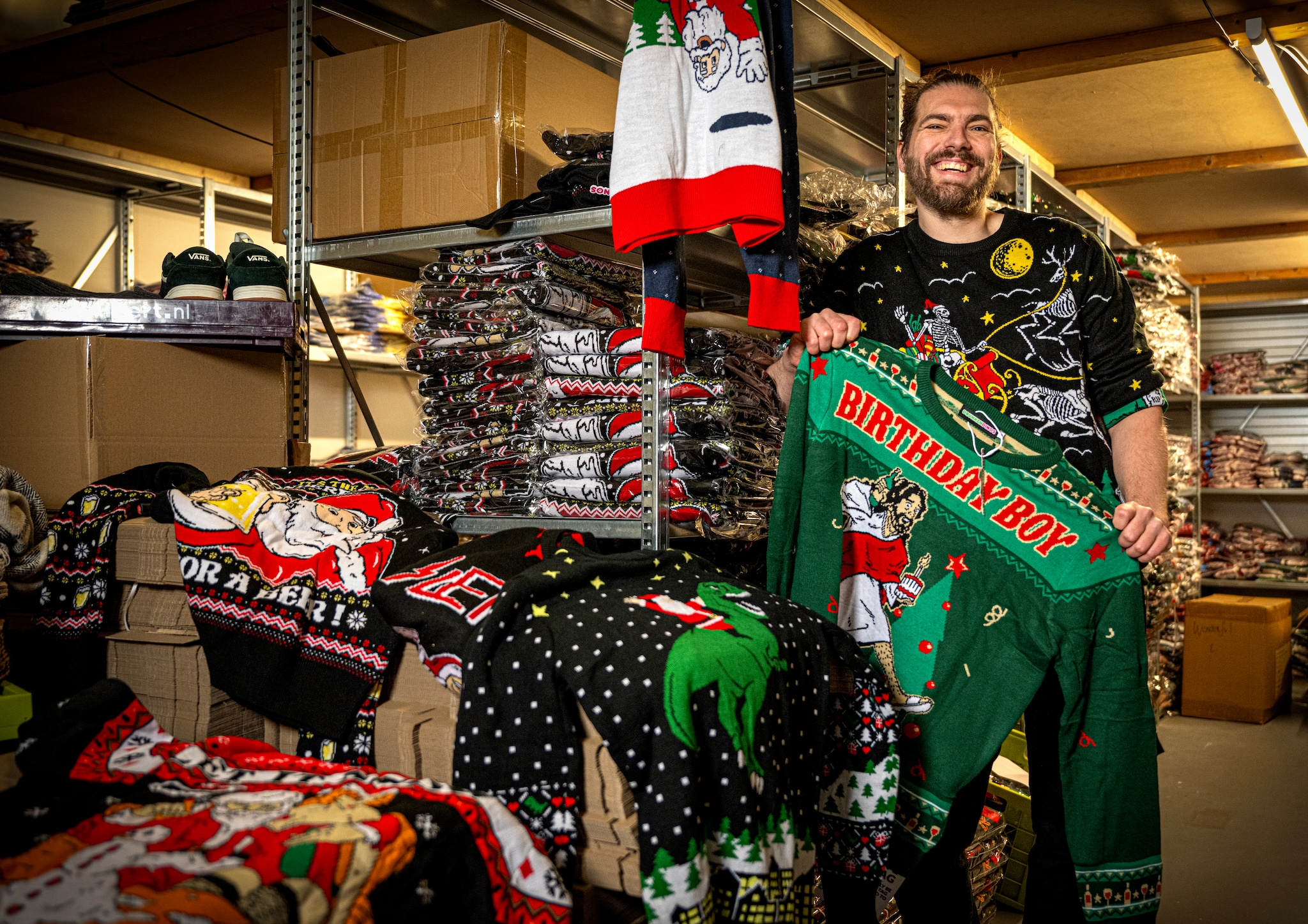 Michel Huigen uit Nieuwerkerk ontwerpt en verkoopt foute kersttruien, december is voor hem hard doorwerken. Michel Huigen ontwerpt en verkoopt foute kersttruien:  december is het dus topdrukte. Foto: AD/Frank de Roo.
