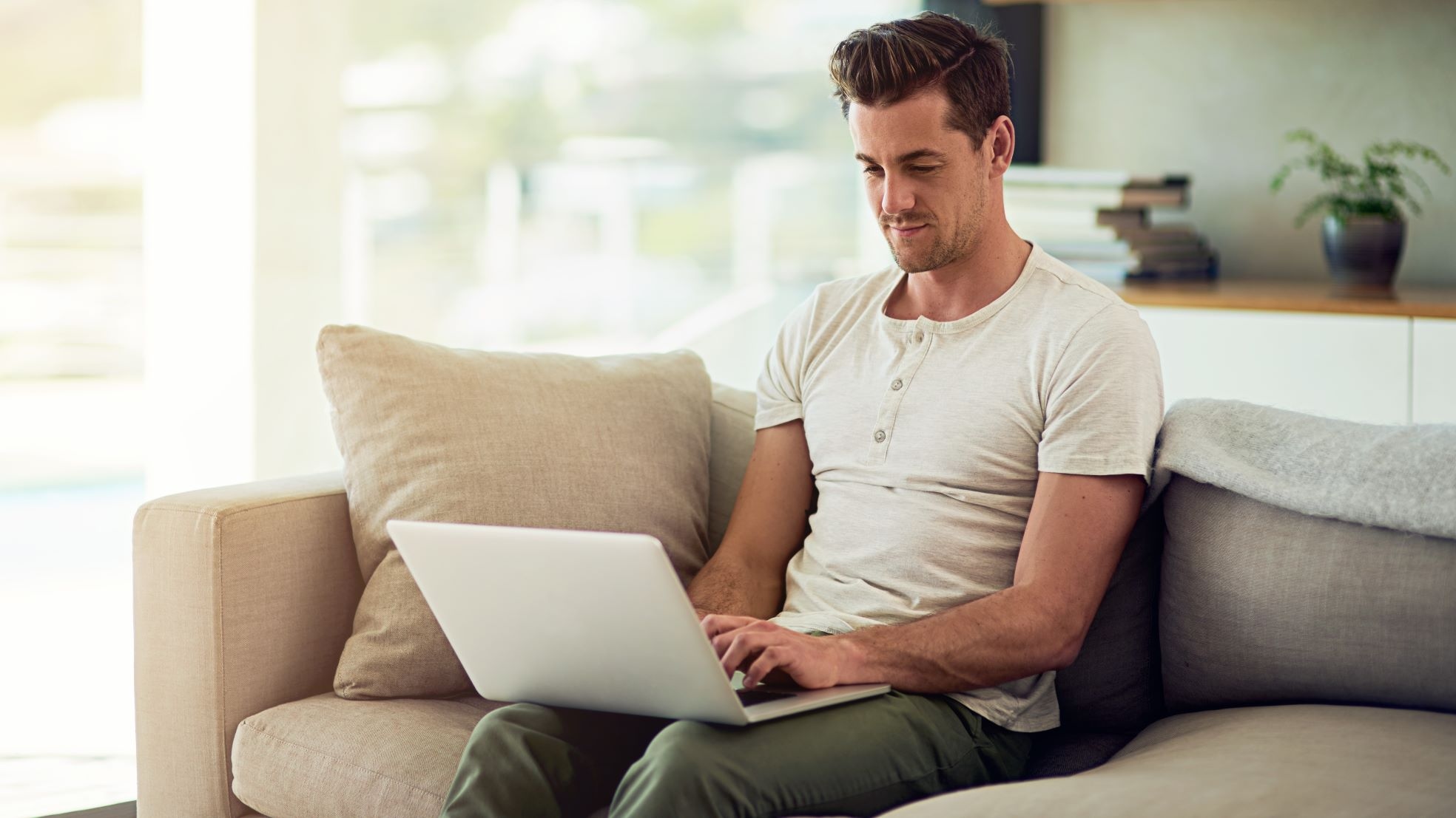 Man werkt thuis. Shutterstock