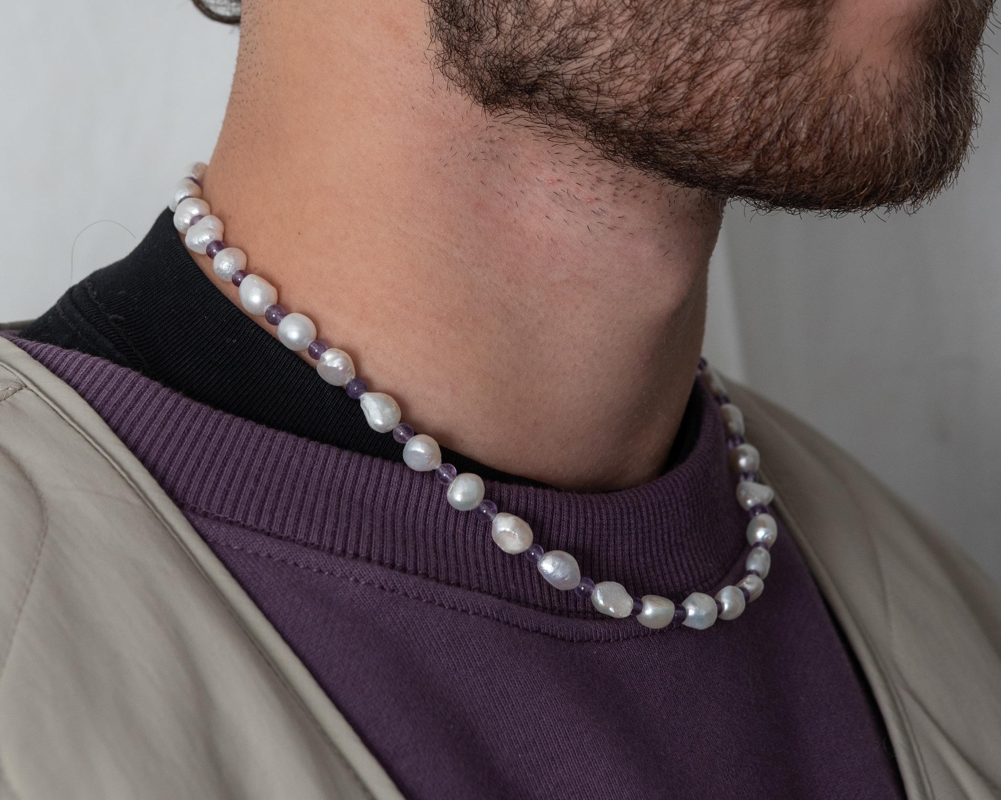 Robin maakt sieraden met parels Foto: Cees Wouda