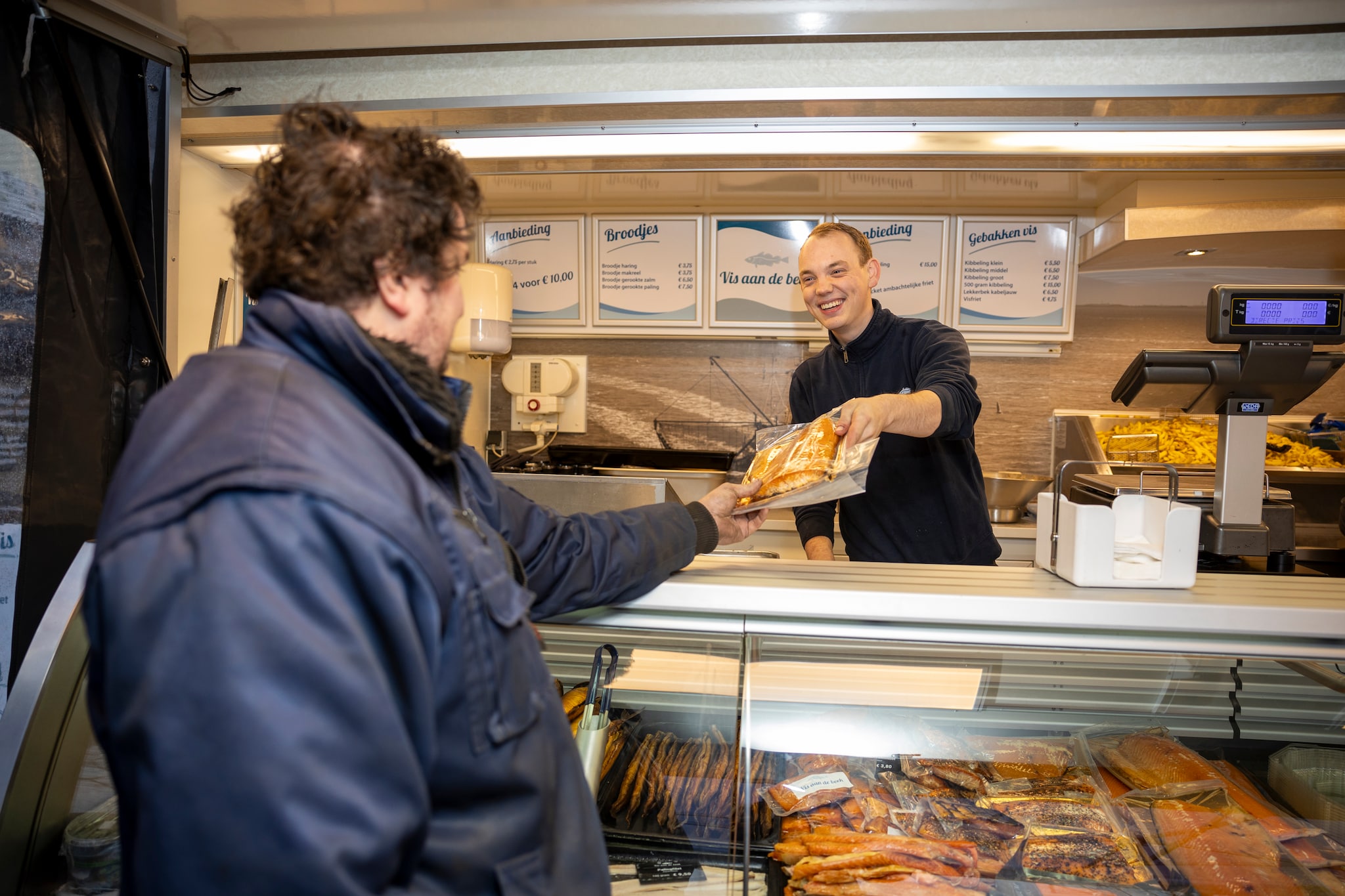 Viswinkel Van Triest aan de Beek in Elburg sluit de deuren. Eigenaar Albert Post gaat verder met zijn viskar in de regio. Viswinkel Van Triest aan de Beek in Elburg sluit de deuren. Eigenaar Albert Post gaat verder met zijn viskar in de regio. Foto: Henri van der Beek