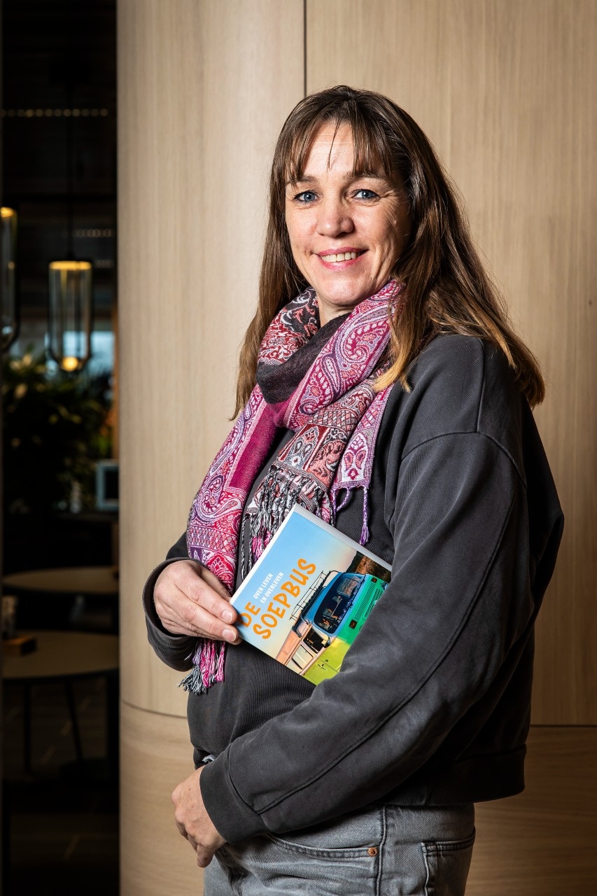 Masja de Vogel, zzp'er en auteur van De Soepbus. Masja de Vogel is zelfstandig coach en maatschappelijk werker, én auteur van De Soepbus. Foto: Dingena Mol.