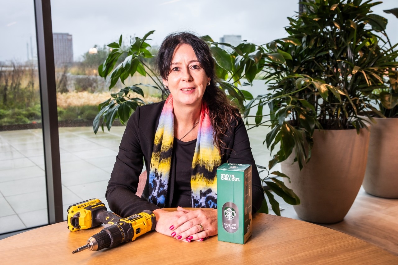 ZZP'er Wilma van Beesten. Wilma van Beesten is technisch merchandiser. Foto: Dingena Mol.