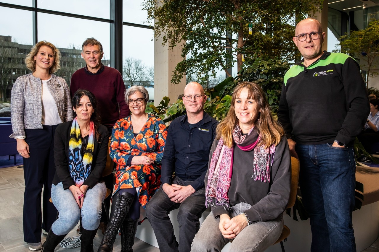 Zes zzp'ers, zestig dagen. Met v.l.n.r. Cristel van de Ven (VZN Nederland), Peter van Mil, Wilma van Beesten, Jeanne Melchels, Arno Verwegen, Masja de Vogel en John van Krieken. Naast Cristel van de Ven (voorzitter VZN) links, de zes zzp’ers die we zestig dagen hebben gevolgd: Peter van Mil, Wilma van Beesten, Jeanne Melchels, Arno Verwegen, Masja de Vogel en John van Krieken. Foto: Dingena Mol.