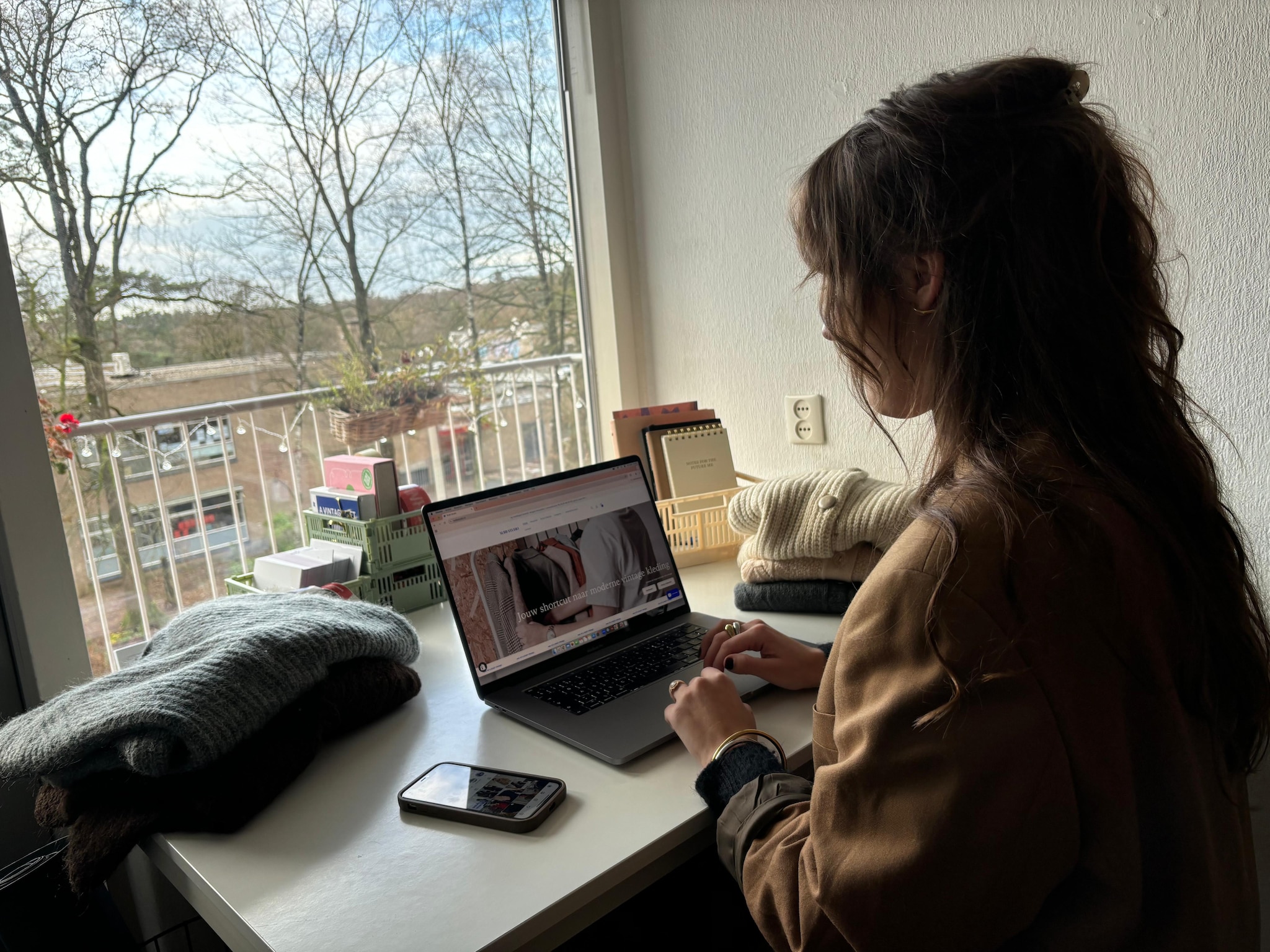 Suzanne bekijkt haar webshop indebuurt Arnhem
