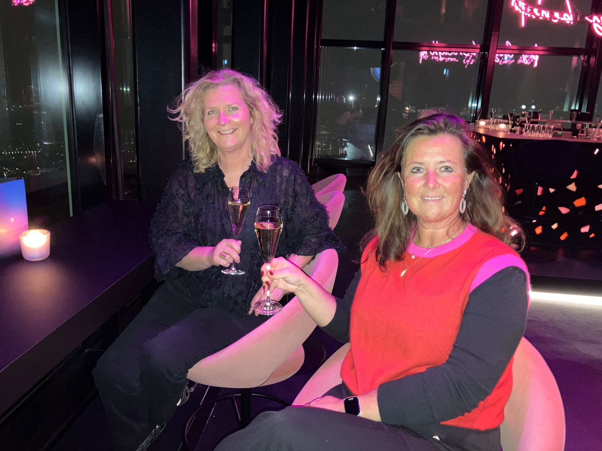 Inge Van den Broeck en Monique den Ronden (links) konden niet wachten totdat ze naar binnen konden. Inge Van den Broeck en Monique den Ronden (links) konden niet wachten totdat ze naar binnen konden. Foto: AD