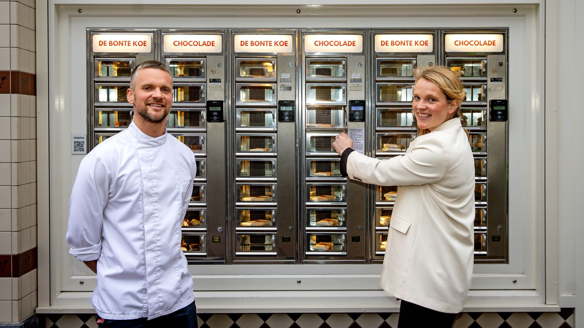 Amy met haar broer Connor bij de chocolade-automatiek van De Bonte Koe. Amy met haar broer Connor bij de chocolade-automatiek van De Bonte Koe. Foto: Bart Hoogveld