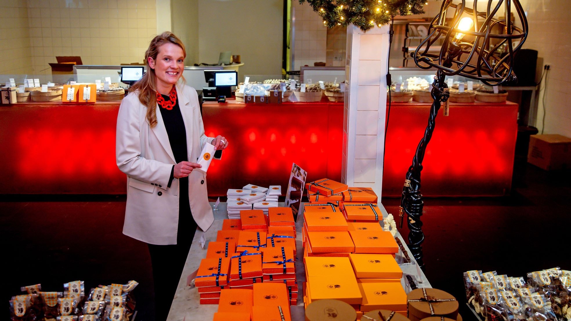 Amy in de De Bonte Koe-winkel in hartje Schiedam. Amy in de De Bonte Koe-winkel in hartje Schiedam. Foto: Bart Hoogveld