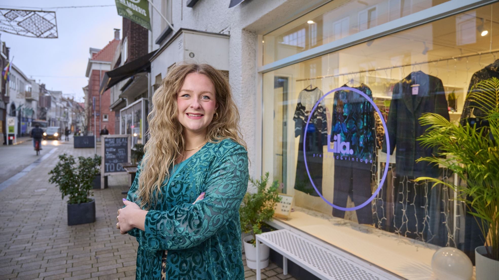 Eefje van den Berg is eigenaar van Lila preloved &amp; vintage, een tweedehands kledingwinkel in Tilburg. Eefje van den Berg is eigenaar van Lila preloved &amp; vintage, een tweedehands kledingwinkel in Tilburg. Foto: Van Assendelft Fotografie