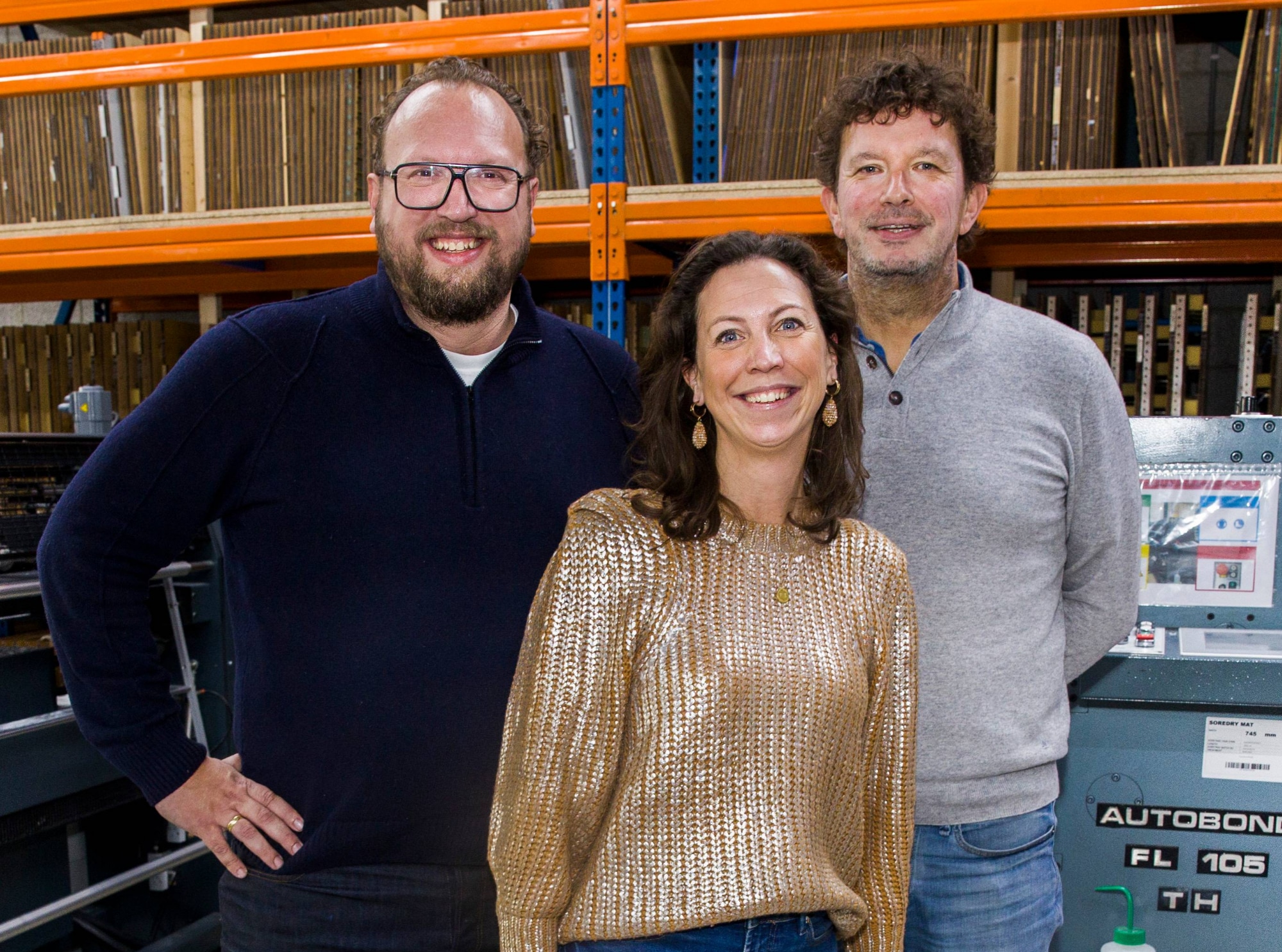 Wouter van As (links, met bril), Rinske Haan-van As en Leendert van As vieren het 90-jarig bestaan van hun drukkerij. Wouter van As (links, met bril), Rinske Haan-van As en Leendert van As vieren het 90-jarig bestaan van hun drukkerij. Foto: Arie Kievit