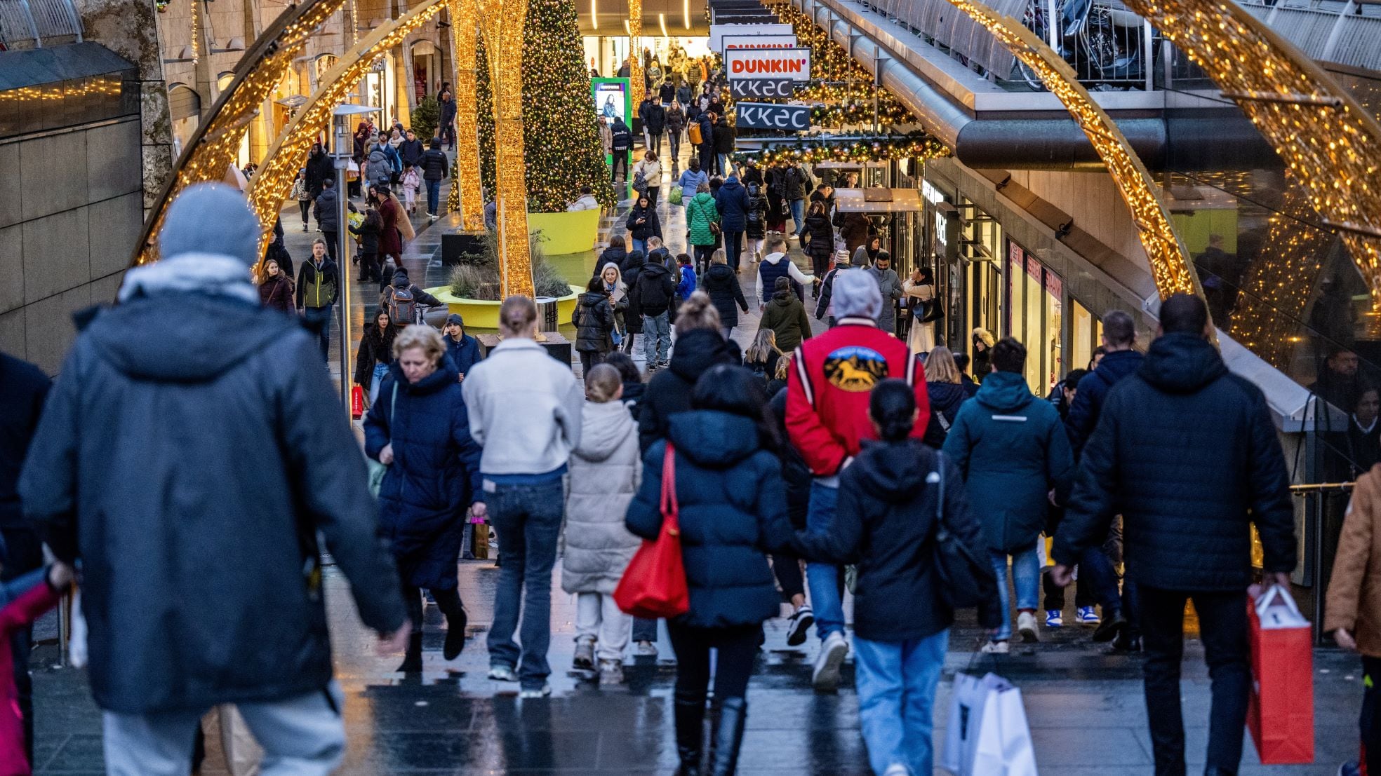 Winkelend publiek in de Rotterdamse Koopgoot. Ook de retail zucht onder de coronaschulden. Winkelend publiek in de Rotterdamse Koopgoot. Ook de retail zucht onder de coronaschulden. Foto: ANP