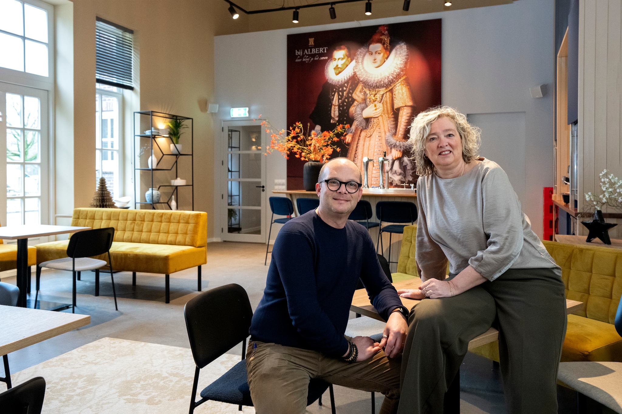 Marc en Marianne Vissers uit Vught in hun nieuwe zaak bij-Albert met op de achtergrond Albert van Oostenrijk en aartshertogin Isabella. Marc en Marianne Vissers uit Vught in hun nieuwe zaak bij-Albert met op de achtergrond Albert van Oostenrijk en aartshertogin Isabella. Foto: Marc Bolsius