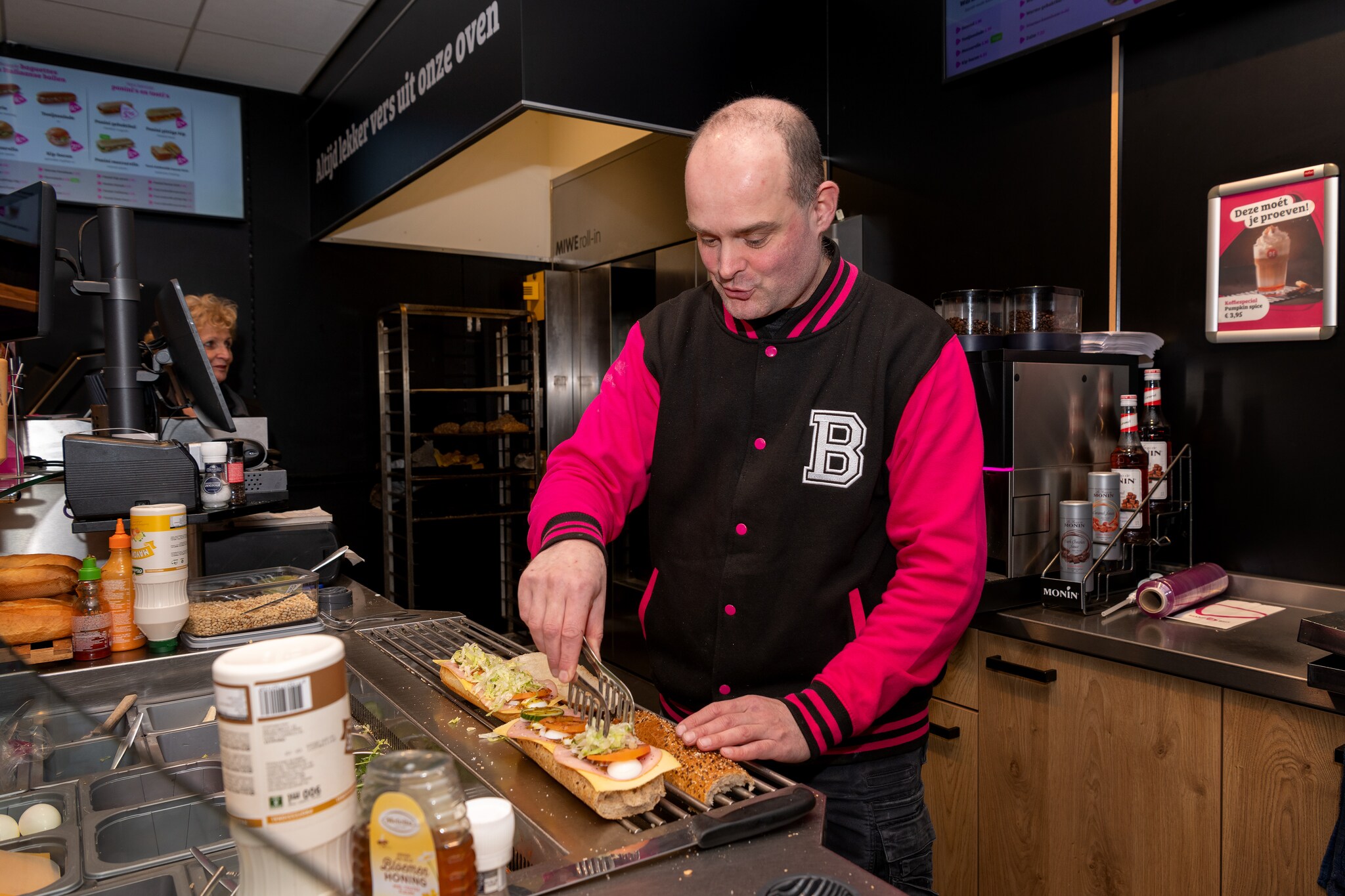 's Morgens vroeg brood bakken en ’s middags broodjes beleggen. Erik de Bie draait er zijn hand niet voor om. Bij brasserie Bij Anton stond de oud cafébaas ook in de keuken. ‘s Morgens vroeg brood bakken en ’s middags broodjes beleggen. Erik de Bie draait er zijn hand niet voor om. Foto: Paul van Baardwijk