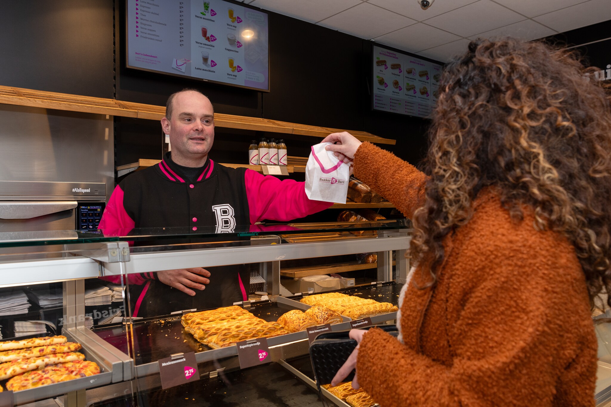 Erik de Bie, oud-uitbater van brasserie Bij Anton, is sinds deze maand eigenaar van Bakker Bart in de Hoofdpoort. Erik de Bie, oud-uitbater van brasserie Bij Anton, is sinds deze maand eigenaar van Bakker Bart. Foto: Paul van Baardwijk