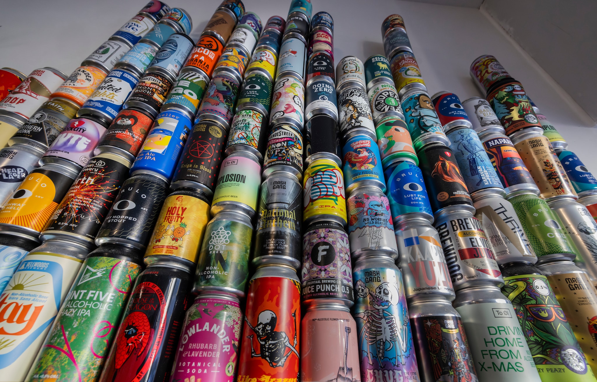 De keuze uit alcoholvrije biertjes is anno 2025 bijna onuitputtelijk.  De keuze uit alcoholvrije biertjes is anno 2025 bijna onuitputtelijk. Foto: Frank Jansen/AD.