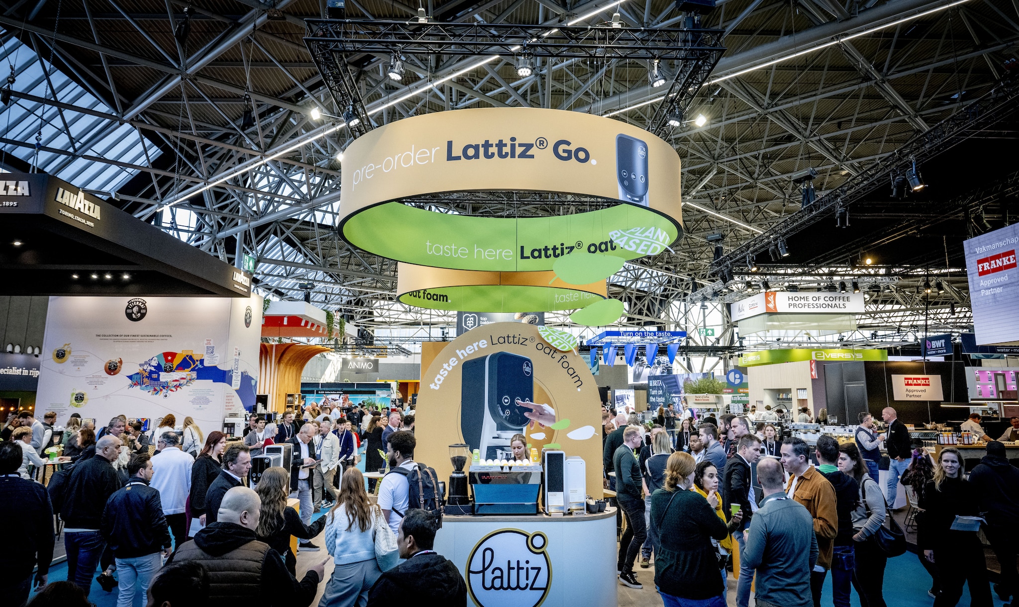 AMSTERDAM - Bezoekers op de Horecava, de grootste Nederlandse horecavakbeurs. Op de beurs worden de laatste ontwikkelingen uit de horeca tentoongesteld. ANP ROBIN UTRECHT ANP | Eerste dag van Horecavakbeurs Horecava.