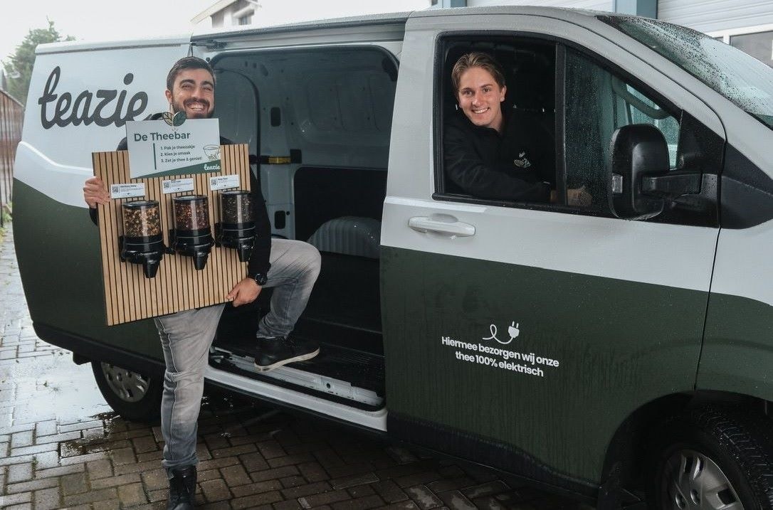 David Hovanesian (links) en zijn zakenpartner Storm Wouters met hun elektrische Teazie-bus op pad. David Hovanesian (links) en zijn zakenpartner Storm Wouters met hun elektrische Teazie-bus op pad. Foto: Teazie