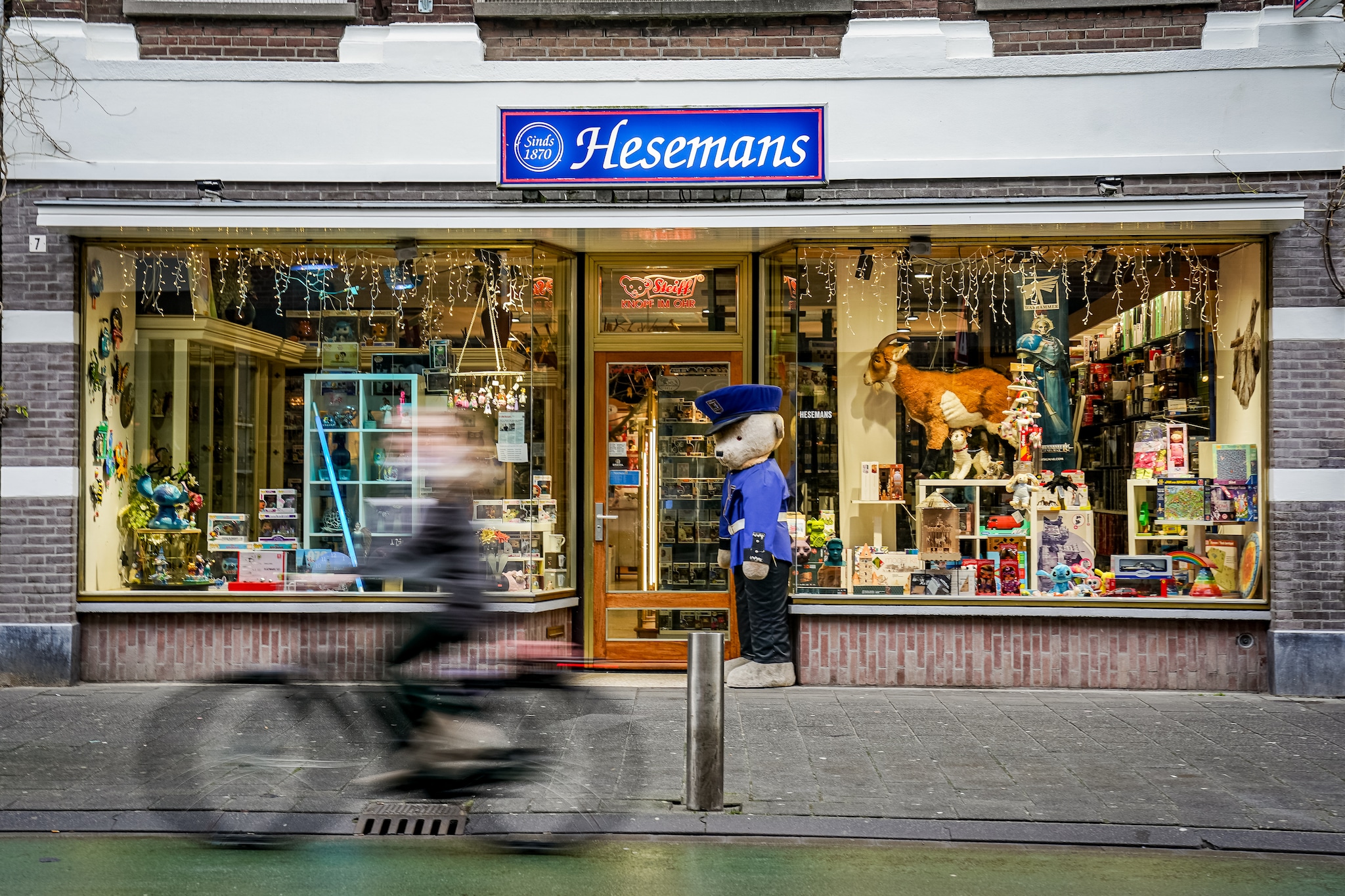 Vanuit de hele wereld komen klanten voor de bijzondere collecties. Vanuit de hele wereld komen klanten voor de bijzondere collecties.Joris Knapen/Pix4Profs
