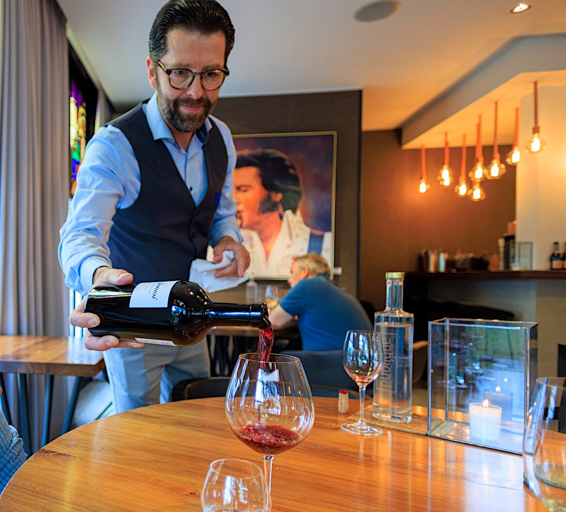 Sjoerd Smits aan het werk in (nu nog) zijn restaurant Publique. Casper van Dort | Sjoerd Smits aan het werk in (nu nog) zijn restaurant Publique.