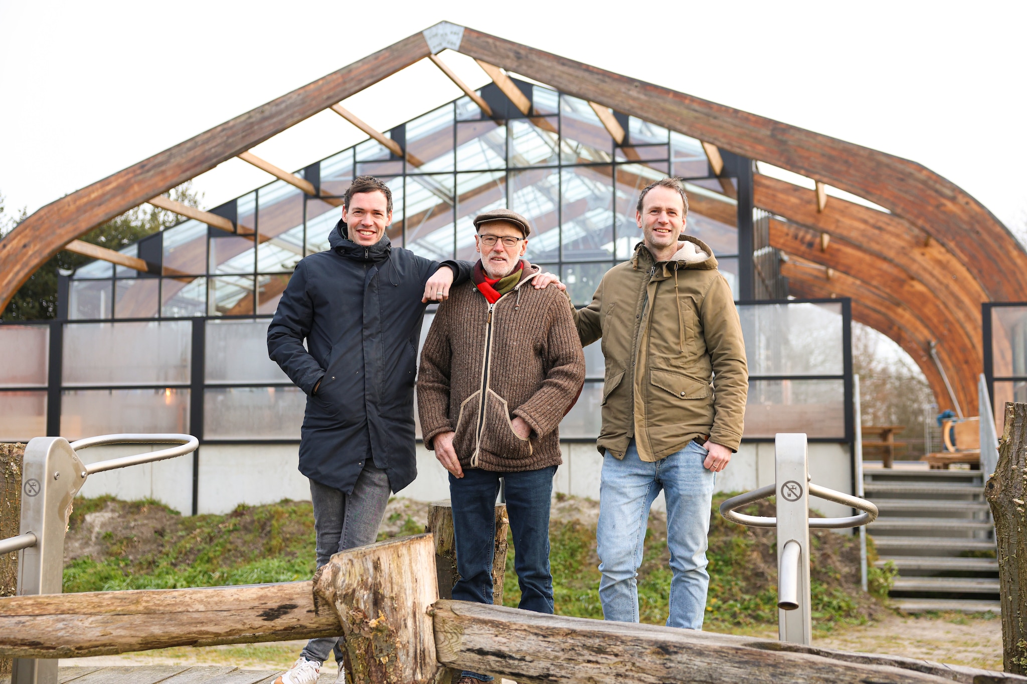 Wietze (links) en Han van Wegen (rechts) en hun vader Nico bij het nieuwe restaurant van Eigen Wijze, dat 20 februari open gaat. Jeffrey Korte