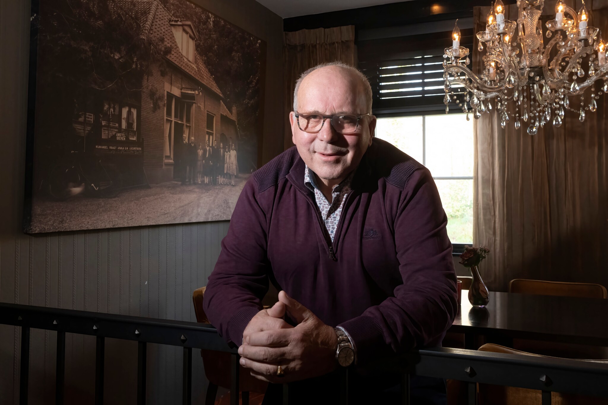 Johan van Zadelhoff heeft in het restaurant veel familiefoto's hangen. Ruben Meijerink