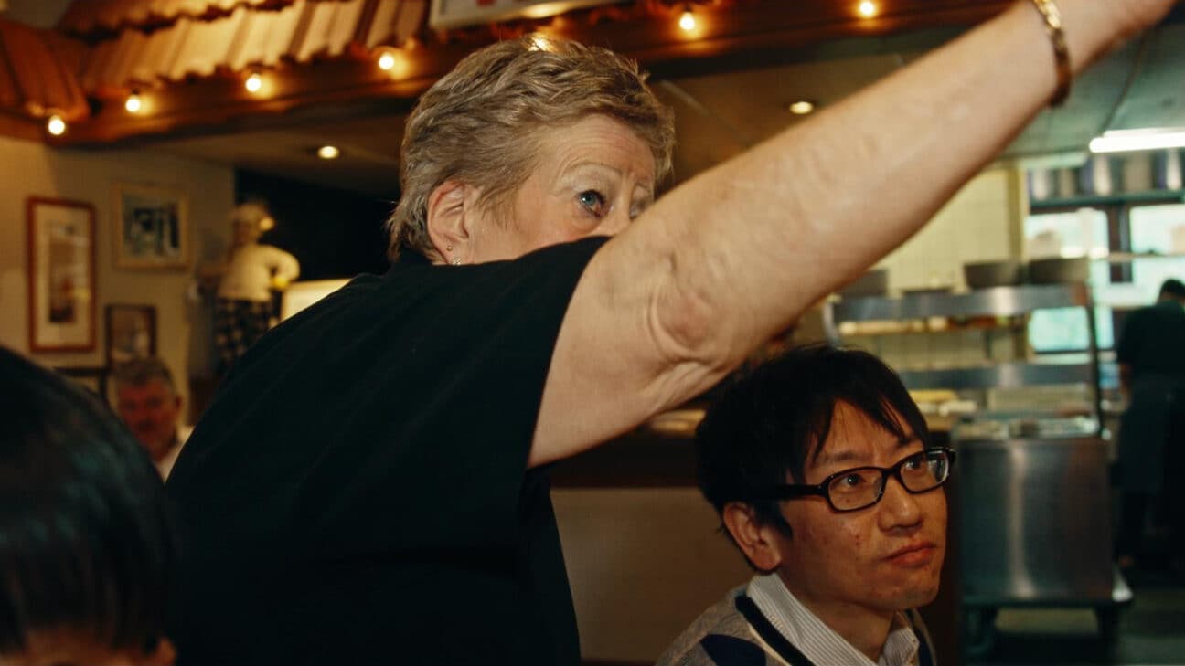 Bea legt de kaart uit aan een gast: ,,Ik maak met iedereen een praatje. Ook al versta ik er soms niets van.” Bea legt de kaart uit aan een gast: ,,Ik maak met iedereen een praatje. Ook al versta ik er soms niets van.” Foto: ’t Eethuisje van Delfshaven